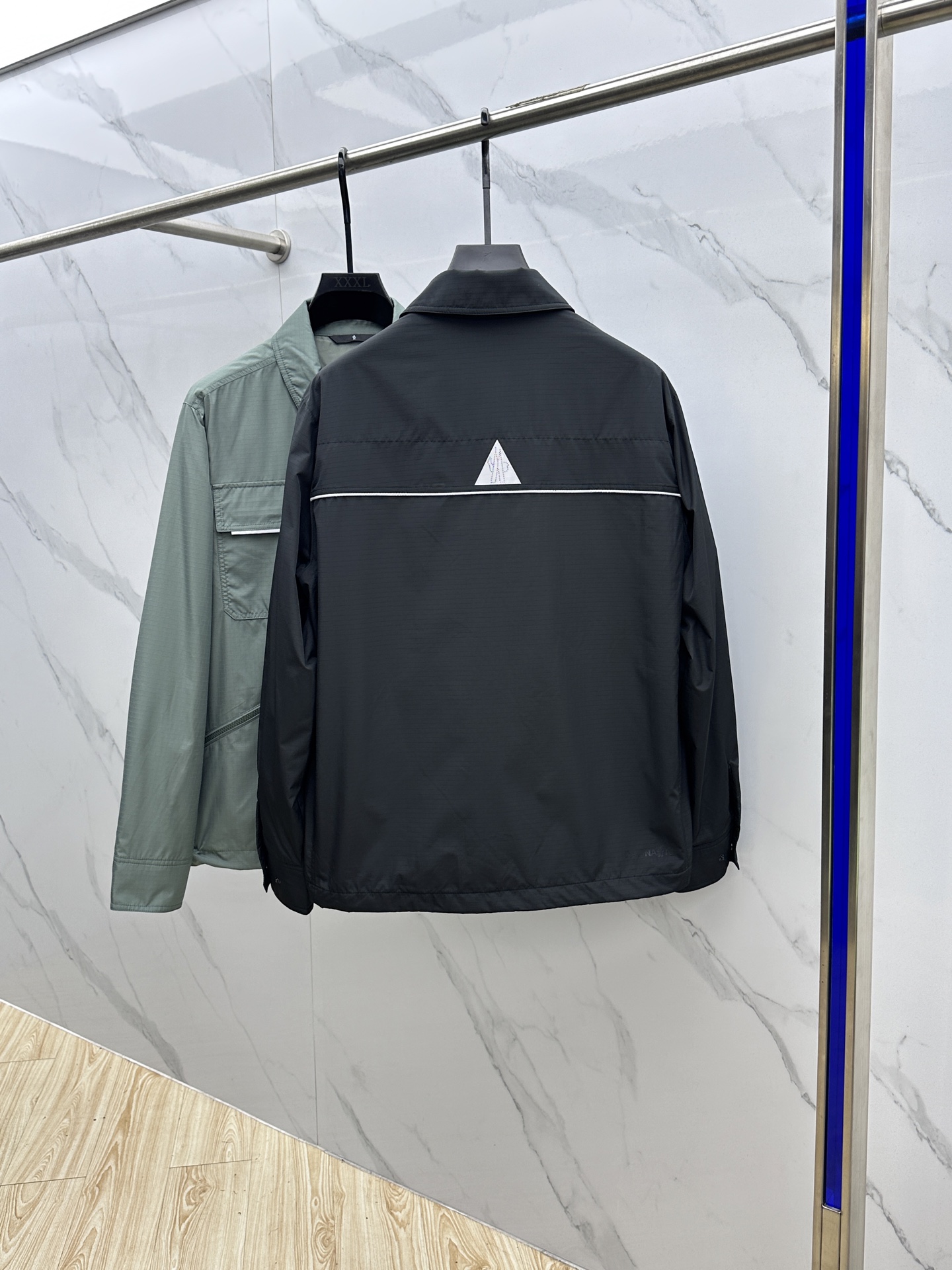 🆕Mon蒙口 25FW秋冬最新式可轻松应对都市和山区环境。采用结实面料制成，轻盈耐久，同时提供功能性保护