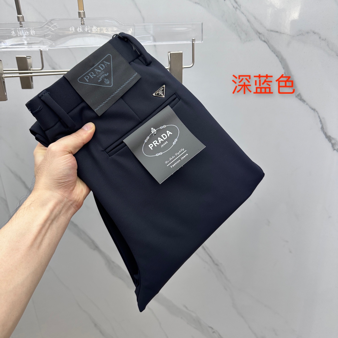 NO:514269,Prada 2025 early autumn new casual pants and trousers, released simultaneously on the official website, trouser body craft design, imported customer-supplied auxiliary materials, fabric customization, and OEM products are free of inspection!  Every detail is the ultimate, the original hardware accessories are trendy and stylish, and they are a must-have item for trendy people!  Original AX production!  Number of codes 29-40 has 35 no 37. 39, prada, prada, alexander wang19860909Prada普拉达 2025早秋新品休闲裤西裤,官网同步发售,裤身工艺设计,进口客供辅料、面料定制,代工厂出品免检！每个细节做到极致,原版五金配件,潮范十足、上身有型帅气,潮人必备单品！ AX原单出品！ 码数29-40有35无37. 39,,prada,prada,alexander wang,Men's clothing