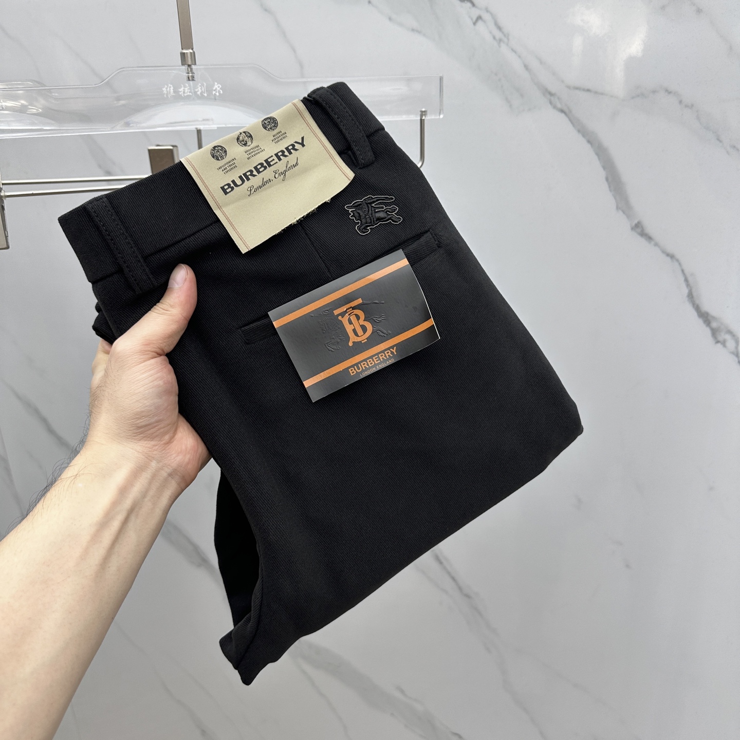 NO:514275,Burberry 2025 early autumn new casual pants and trousers, released simultaneously on the official website, trouser body craft design, imported customer-supplied auxiliary materials, fabric customization, and OEM products are free of inspection!  Every detail is the ultimate, the original hardware accessories are trendy and stylish, and they are a must-have item for trendy people!  Original AX production!  Number of codes 29-40 has 35 no 37. 39, burberry, burberry, alexander wang19860909Burberry巴宝莉 2025早秋新品休闲裤西裤,官网同步发售,裤身工艺设计,进口客供辅料、面料定制,代工厂出品免检！每个细节做到极致,原版五金配件,潮范十足、上身有型帅气,潮人必备单品！ AX原单出品！ 码数29-40有35无37. 39,,burberry,burberry,alexander wang,Men's clothing