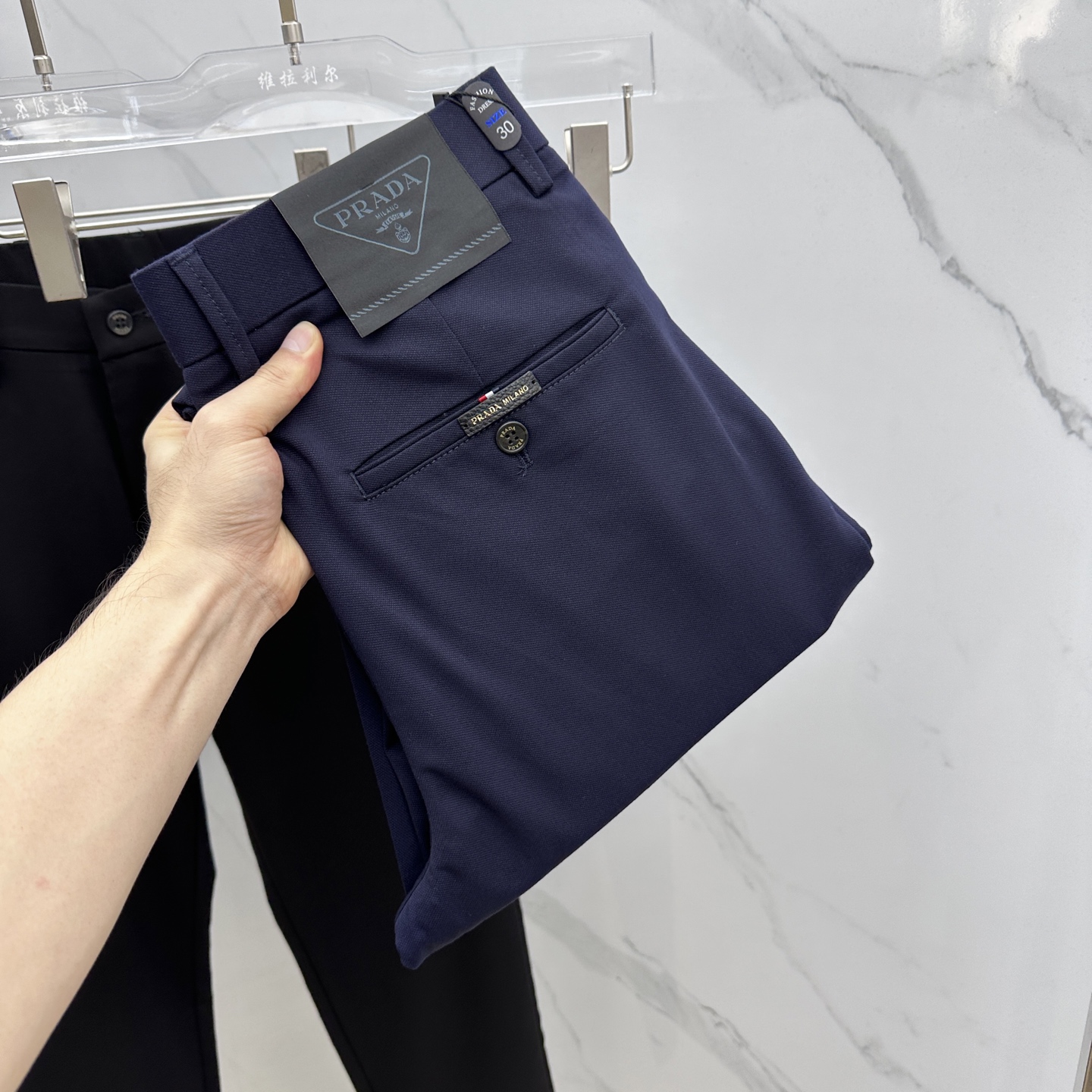 NO:528116,Prada 2025 early autumn new casual pants and trousers, released simultaneously on the official website, trouser body craft design, imported customer-supplied auxiliary materials, fabric customization, and OEM products are free of inspection!  Every detail is the ultimate, the original hardware accessories are trendy and stylish, and they are a must-have item for trendy people!  Original AX production!  Number of codes 29-40 has 35 no 37. 39, prada, prada, alexander wang19860909Prada普拉达 2025早秋新品休闲裤西裤,官网同步发售,裤身工艺设计,进口客供辅料、面料定制,代工厂出品免检！每个细节做到极致,原版五金配件,潮范十足、上身有型帅气,潮人必备单品！ AX原单出品！ 码数29-40有35无37. 39,,prada,prada,alexander wang,Men's clothing