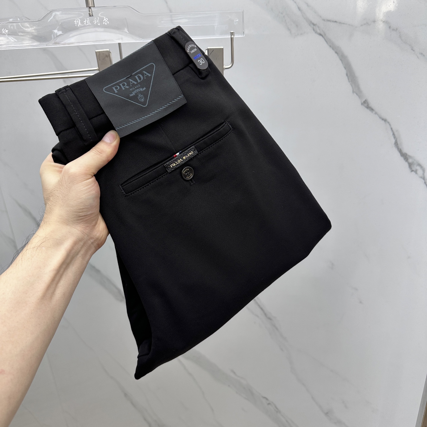 NO:514278,Prada 2025 early autumn new casual pants and trousers, released simultaneously on the official website, trouser body craft design, imported customer-supplied auxiliary materials, fabric customization, and OEM products are free of inspection!  Every detail is the ultimate, the original hardware accessories are trendy and stylish, and they are a must-have item for trendy people!  Original AX production!  Number of codes 29-40 has 35 no 37. 39, prada, prada, alexander wang19860909Prada普拉达 2025早秋新品休闲裤西裤,官网同步发售,裤身工艺设计,进口客供辅料、面料定制,代工厂出品免检！每个细节做到极致,原版五金配件,潮范十足、上身有型帅气,潮人必备单品！ AX原单出品！ 码数29-40有35无37. 39,,prada,prada,alexander wang,Men's clothing