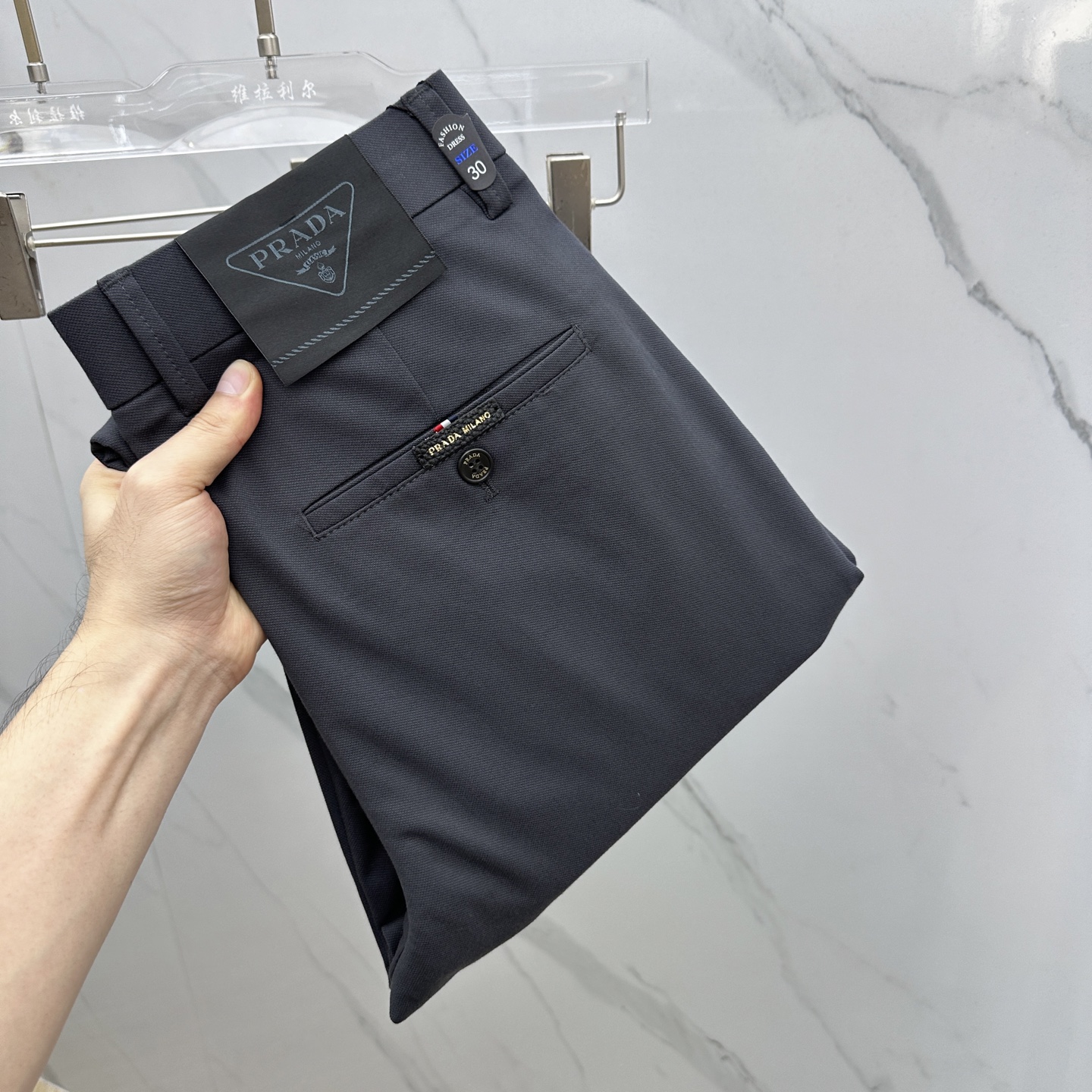 NO:518436,Prada 2025 early autumn new casual pants and trousers, released simultaneously on the official website, trouser body craft design, imported customer-supplied auxiliary materials, fabric customization, and OEM products are free of inspection!  Every detail is the ultimate, the original hardware accessories are trendy and stylish, and they are a must-have item for trendy people!  Original AX production!  Number of codes 29-40 has 35 no 37. 39, prada, prada, alexander wang19860909Prada普拉达 2025早秋新品休闲裤西裤,官网同步发售,裤身工艺设计,进口客供辅料、面料定制,代工厂出品免检！每个细节做到极致,原版五金配件,潮范十足、上身有型帅气,潮人必备单品！ AX原单出品！ 码数29-40有35无37. 39,,prada,prada,alexander wang,Men's clothing