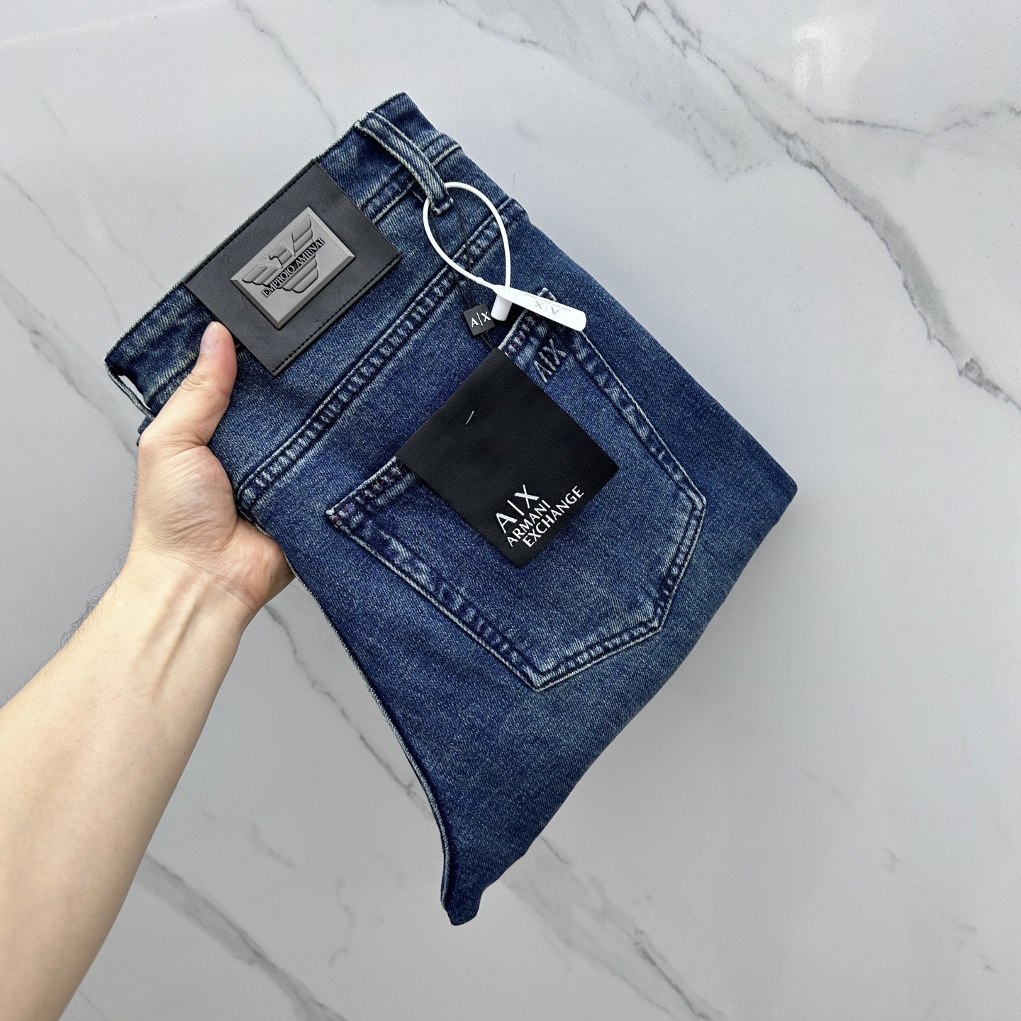 NO:527050,Amani Armani high-end customization, the latest jeans in early autumn 2025 are released simultaneously on the counter. Original custom reproduction. Customer-supplied hardware and accessories. Original quality. Imported fixed-color denim fabric. Heavy industry washing. Fine workmanship and excellent upper body!  Selected single products, complete three standards, original AX single product, number 29-38 without 37,,armani,jeans,alexander wang19860909Amani阿玛尼 高端定制、2025早秋最新款牛仔裤 柜台同步发售 原版定制复刻 客供五金辅料 原单品质 进口固色牛仔面料 重工洗水 做工走线精细 上身绝佳！优选单品 三标齐全 AX原单出品 码数29-38无37,,armani,jeans,alexander wang,Men's clothing