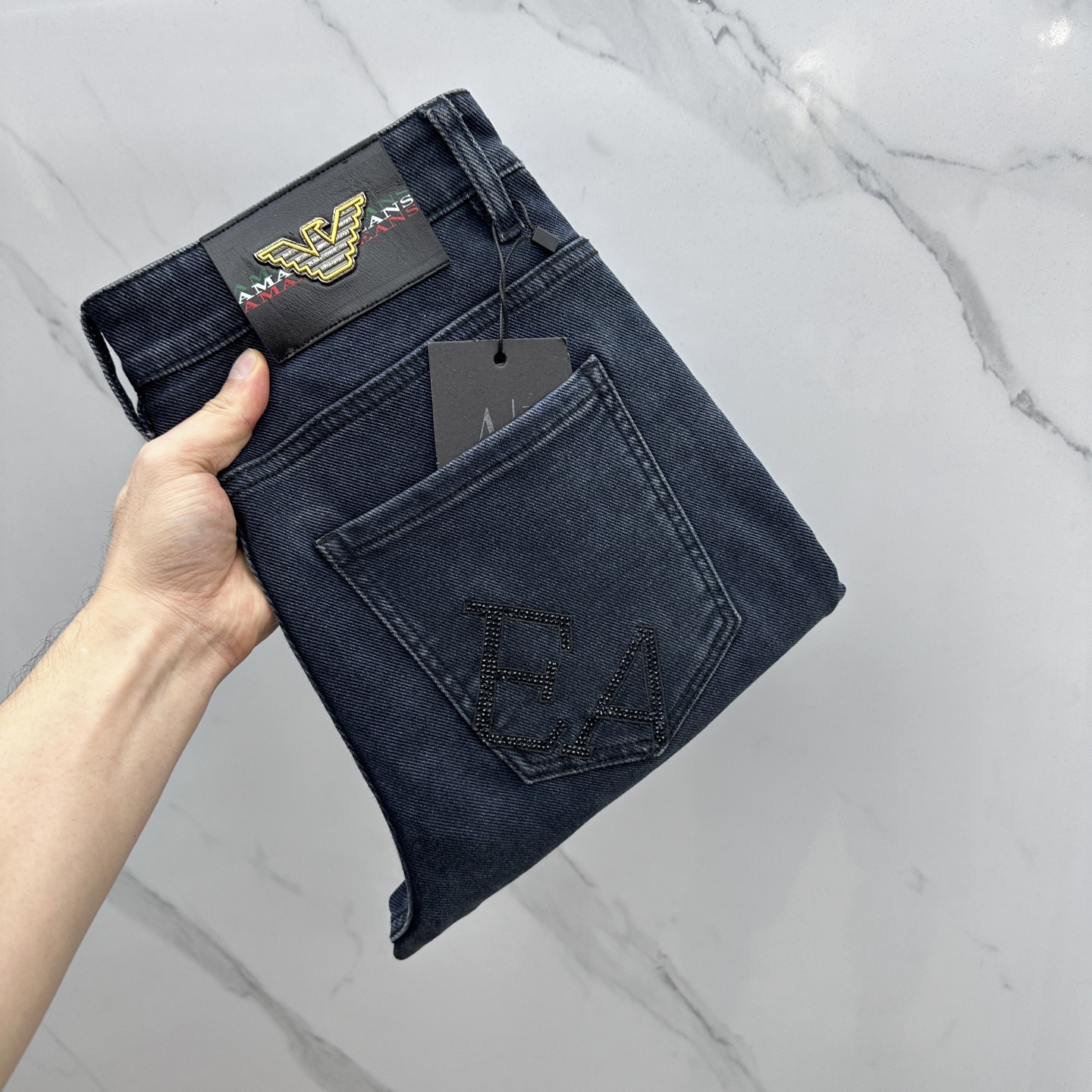 NO:518440,Amani Armani high-end customization, the latest jeans in early autumn 2025 are released simultaneously on the counter. Original custom reproduction. Customer-supplied hardware and accessories. Original quality. Imported fixed-color denim fabric. Heavy industry washing. Fine workmanship and excellent upper body!  Selected single products, complete three standards, original AX single product, number 29-38 without 37,,armani,jeans,alexander wang19860909Amani阿玛尼 高端定制、2025早秋最新款牛仔裤 柜台同步发售 原版定制复刻 客供五金辅料 原单品质 进口固色牛仔面料 重工洗水 做工走线精细 上身绝佳！优选单品 三标齐全 AX原单出品 码数29-38无37,,armani,jeans,alexander wang,Men's clothing