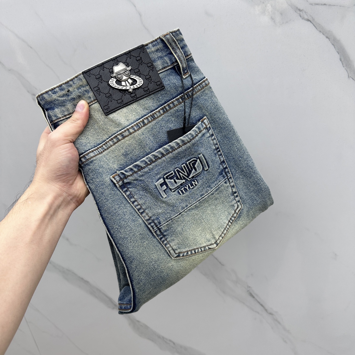 NO:518443,Fendi, high-end customization, the latest jeans in early autumn 2025, are released simultaneously on the counter, original custom reproduction, customer-supplied hardware and accessories, original quality, imported fixed-color denim fabric, heavy-industrial washing, fine workmanship and excellent upper body!  Selected single products, complete three standards, original AX single product, number 29-38 without 37,,fendi,fendi,jeans,alexander wang19860909Fendi芬迪 高端定制、2025早秋最新款牛仔裤 柜台同步发售 原版定制复刻 客供五金辅料 原单品质 进口固色牛仔面料 重工洗水 做工走线精细 上身绝佳！优选单品 三标齐全 AX原单出品 码数29-38无37,,fendi,fendi,jeans,alexander wang,Men's clothing