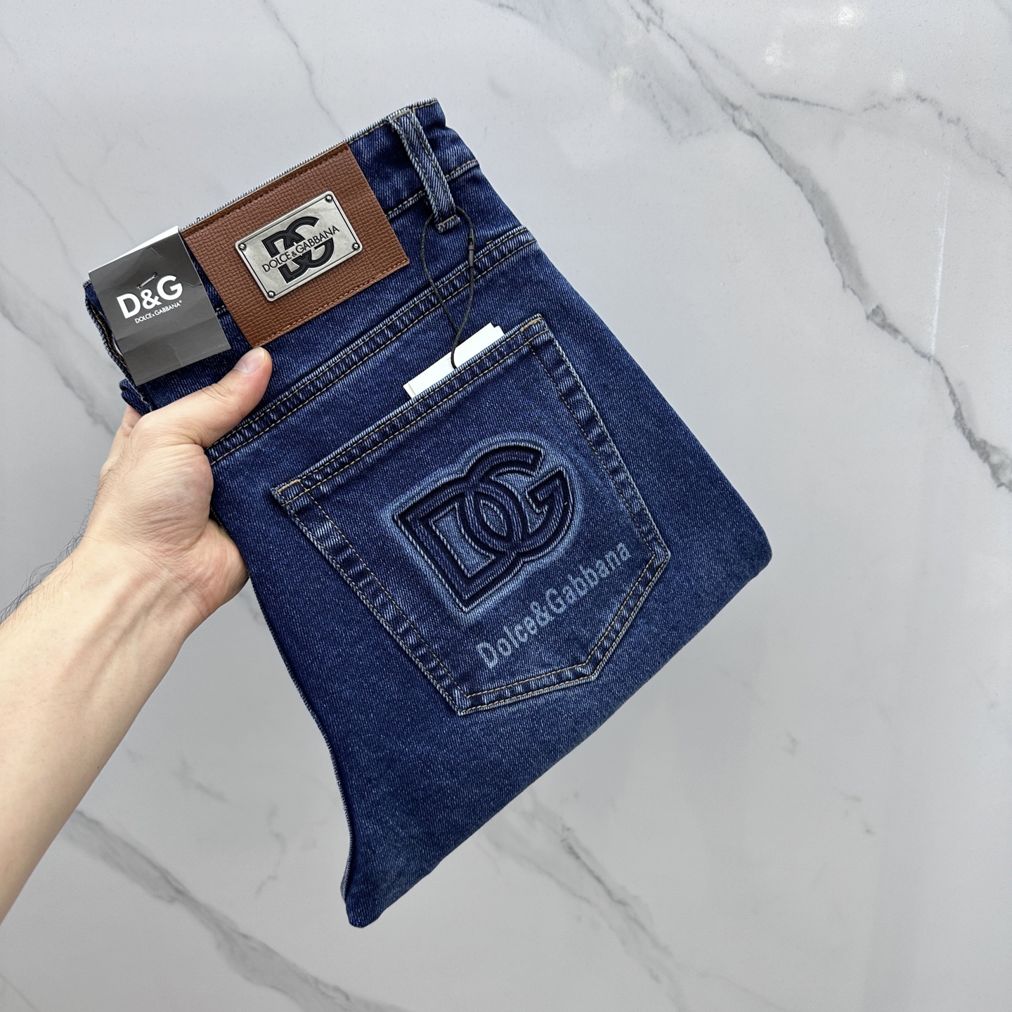 NO:518427,DG Dolce & Gabbana, high-end customization, the latest jeans in early autumn 2025, are released simultaneously on the counter, original custom reproduction, customer-supplied hardware and accessories, original quality, imported fixed-color denim fabric, heavy industry washing, fine workmanship and excellent upper body!  Selected single products, complete three standards, original AX single product, number 29-38 without 37, Dolce & Gabbana, jeans, alexander wang19860909DG杜嘉班纳 高端定制、2025早秋最新款牛仔裤 柜台同步发售 原版定制复刻 客供五金辅料 原单品质 进口固色牛仔面料 重工洗水 做工走线精细 上身绝佳！优选单品 三标齐全 AX原单出品 码数29-38无37,,Dolce&Gabbana,jeans,alexander wang,Men's clothing