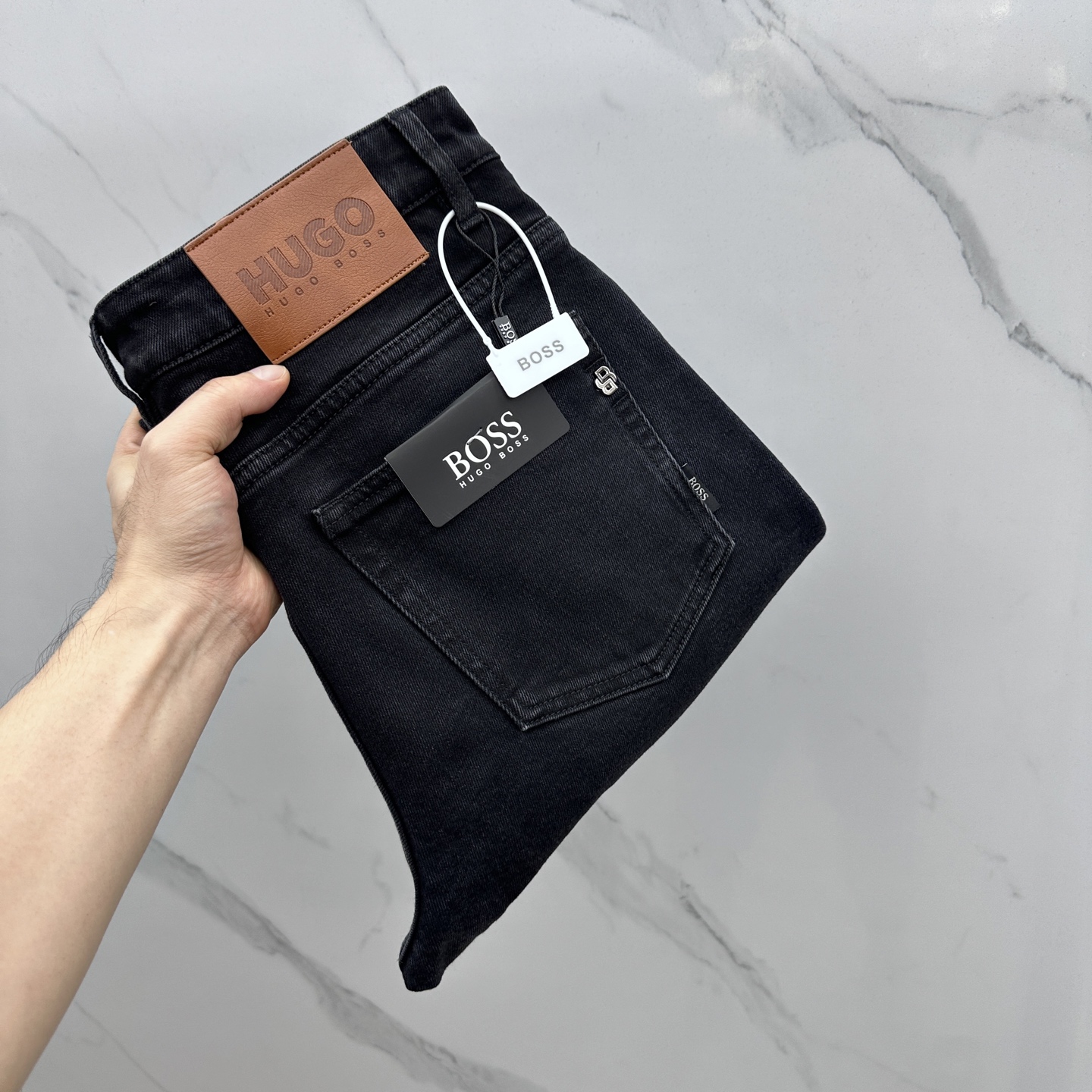 NO:518433,BOSS high-end customization, the latest jeans in early autumn 2025 are released simultaneously on the counter. Original customization reproduction. Customer-supplied hardware and accessories. Original quality. Imported fixed-color denim fabric. Heavy industry washing. Fine workmanship and excellent upper body!  Selected single products, complete three standards, original AX single product, number 29-38 without 37, jeans, alexander wang19860909BOSS 高端定制、2025早秋最新款牛仔裤 柜台同步发售 原版定制复刻 客供五金辅料 原单品质 进口固色牛仔面料 重工洗水 做工走线精细 上身绝佳！优选单品 三标齐全 AX原单出品 码数29-38无37,,jeans,alexander wang,Men's clothing