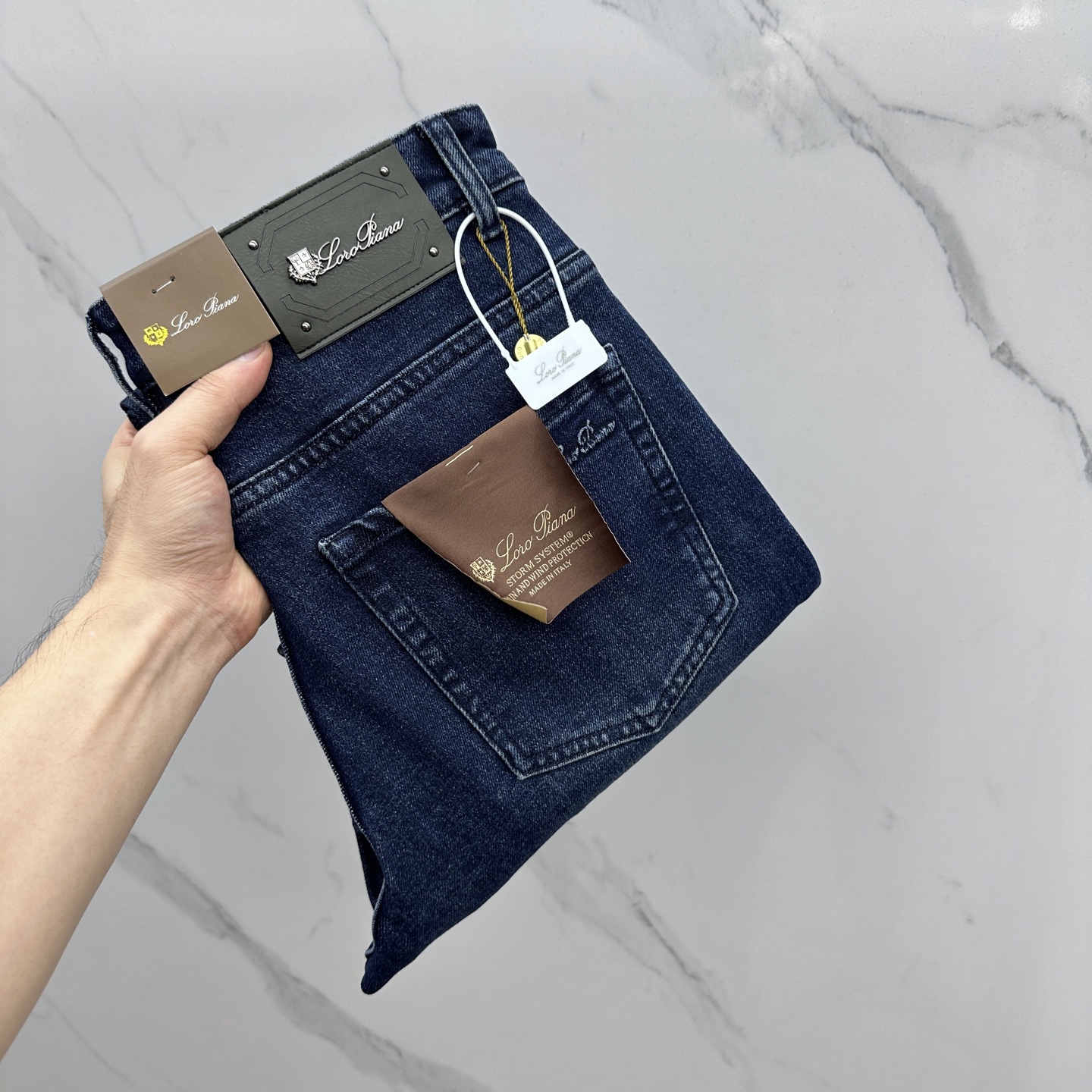 NO:518431,LP high-end customization, the latest jeans in early autumn 2025, released at the counter simultaneously, original custom reproduction, customer-supplied hardware and accessories, original quality, imported fixed-color denim fabric, heavy-industrial washing, fine workmanship and excellent upper body!  Selected single products, complete three standards, original AX single product, number 29-38 without 37, loro piana, jeans, alexander wang19860909LP 高端定制、2025早秋最新款牛仔裤 柜台同步发售 原版定制复刻 客供五金辅料 原单品质 进口固色牛仔面料 重工洗水 做工走线精细 上身绝佳！优选单品 三标齐全 AX原单出品 码数29-38无37,,loro piana,jeans,alexander wang,Men's clothing