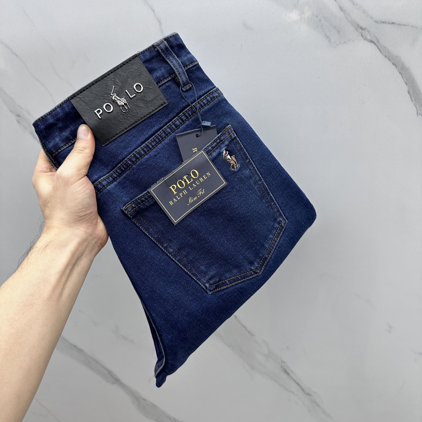 NO:524851,POLO high-end customization, the latest jeans in early autumn 2025 are released simultaneously on the counter. Original customization reproduction. Customer-supplied hardware and accessories. Original quality. Imported fixed-color denim fabric. Heavy industry washing. Fine workmanship and excellent upper body!  Selected single products, complete three standards, original AX single product, number 29-38 without 37, jeans, alexander wang19860909POLO 高端定制、2025早秋最新款牛仔裤 柜台同步发售 原版定制复刻 客供五金辅料 原单品质 进口固色牛仔面料 重工洗水 做工走线精细 上身绝佳！优选单品 三标齐全 AX原单出品 码数29-38无37,,jeans,alexander wang,Men's clothing