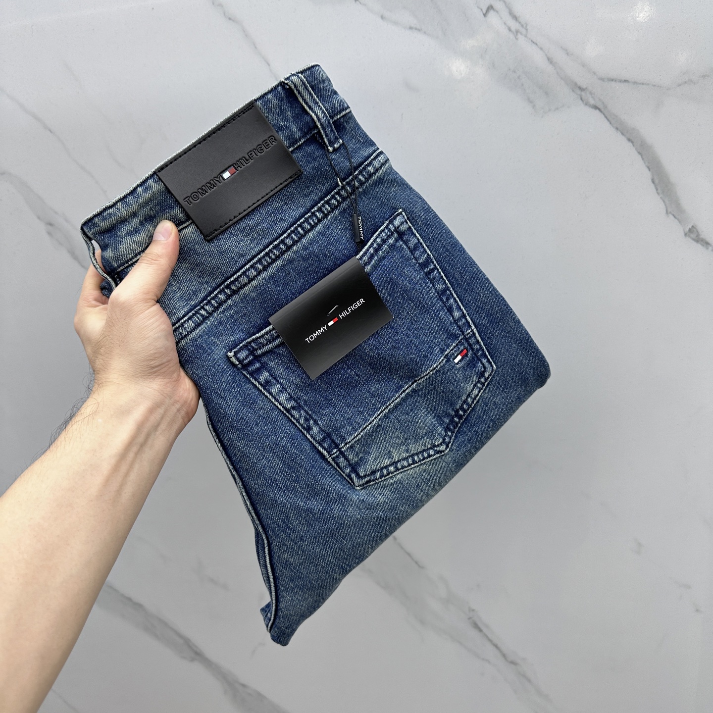 NO:524853,TIMMY Tommy High-end customization, the latest jeans in early autumn 2025 are released simultaneously on the counter. Original custom reproduction. Customer-supplied hardware and accessories. Original quality. Imported fixed-color denim fabric. Heavy industry washing. Fine workmanship and excellent upper body!  Selected single products, complete three standards, original AX single product, number 29-38 without 37, jeans, alexander wang19860909TIMMY 汤米 高端定制、2025早秋最新款牛仔裤 柜台同步发售 原版定制复刻 客供五金辅料 原单品质 进口固色牛仔面料 重工洗水 做工走线精细 上身绝佳！优选单品 三标齐全 AX原单出品 码数29-38无37,,jeans,alexander wang,Men's clothing