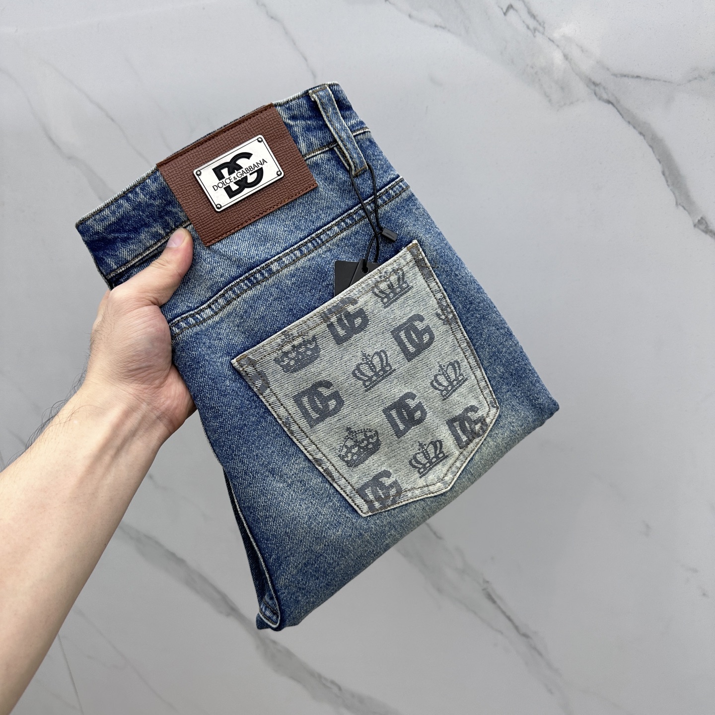 NO:524852,DG Dolce & Gabbana, high-end customization, the latest jeans in early autumn 2025, are released simultaneously on the counter, original custom reproduction, customer-supplied hardware and accessories, original quality, imported fixed-color denim fabric, heavy industry washing, fine workmanship and excellent upper body!  Selected single products, complete three standards, original AX single product, number 29-38 without 37, Dolce & Gabbana, jeans, alexander wang19860909DG杜嘉班纳 高端定制、2025早秋最新款牛仔裤 柜台同步发售 原版定制复刻 客供五金辅料 原单品质 进口固色牛仔面料 重工洗水 做工走线精细 上身绝佳！优选单品 三标齐全 AX原单出品 码数29-38无37,,Dolce&Gabbana,jeans,alexander wang,Men's clothing