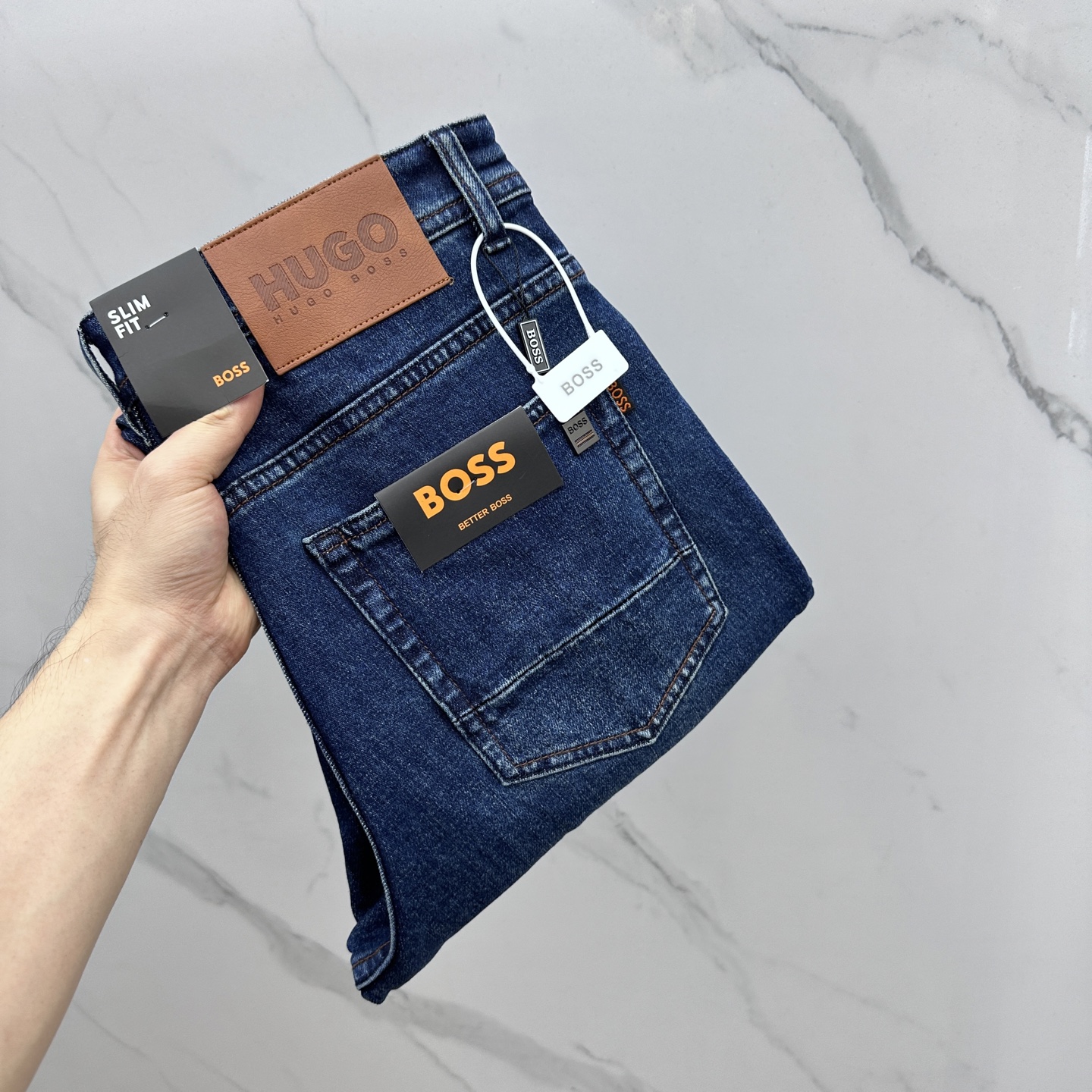 NO:527051,BOSS high-end customization, the latest jeans in early autumn 2025 are released simultaneously on the counter. Original customization reproduction. Customer-supplied hardware and accessories. Original quality. Imported fixed-color denim fabric. Heavy industry washing. Fine workmanship and excellent upper body!  Selected single products, complete three standards, original AX single product, number 29-38 without 37, jeans, alexander wang19860909BOSS 高端定制、2025早秋最新款牛仔裤 柜台同步发售 原版定制复刻 客供五金辅料 原单品质 进口固色牛仔面料 重工洗水 做工走线精细 上身绝佳！优选单品 三标齐全 AX原单出品 码数29-38无37,,jeans,alexander wang,Men's clothing