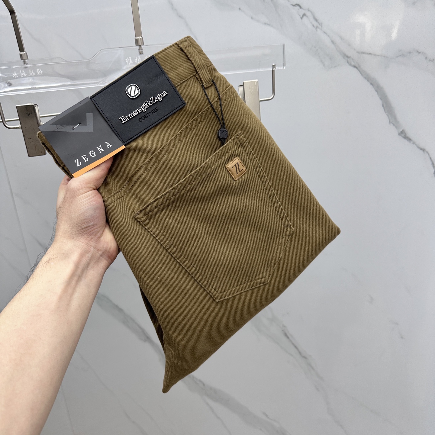 NO:519113,ZEGNA*Jenia 2025 early autumn new casual pants and trousers, released simultaneously on the official website, trouser body craft design, imported customer-supplied auxiliary materials, fabric customization, and OEM products are free of inspection!  Every detail is the ultimate, the original hardware accessories are trendy and stylish, and they are a must-have item for trendy people!  Original AX production!  Number of codes 29-40 has 35 no 37. 39, zegna,alexander wang19860909ZEGNA*杰尼亚 2025早秋新品休闲裤西裤,官网同步发售,裤身工艺设计,进口客供辅料、面料定制,代工厂出品免检！每个细节做到极致,原版五金配件,潮范十足、上身有型帅气,潮人必备单品！ AX原单出品！ 码数29-40有35无37. 39,,zegna,alexander wang,Men's clothing