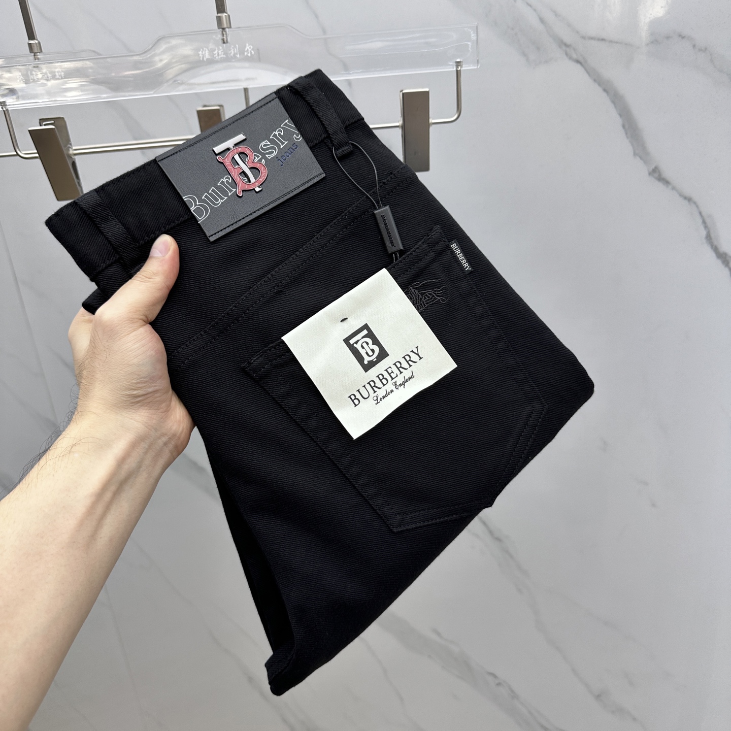 NO:527049,Burberry, high-end customization, the latest jeans in early autumn 2025, are released simultaneously on the counter, original custom reproduction, customer-supplied hardware and accessories, original quality, imported fixed-color denim fabric, heavy-industrial washing, fine workmanship and excellent upper body!  Selected single products, complete three standards, original AX single product, number 29-38 without 37, burberry, burberry, jeans, alexander wang19860909Burberry巴宝莉 高端定制、2025早秋最新款牛仔裤 柜台同步发售 原版定制复刻 客供五金辅料 原单品质 进口固色牛仔面料 重工洗水 做工走线精细 上身绝佳！优选单品 三标齐全 AX原单出品 码数29-38无37,,burberry,burberry,jeans,alexander wang,Men's clothing