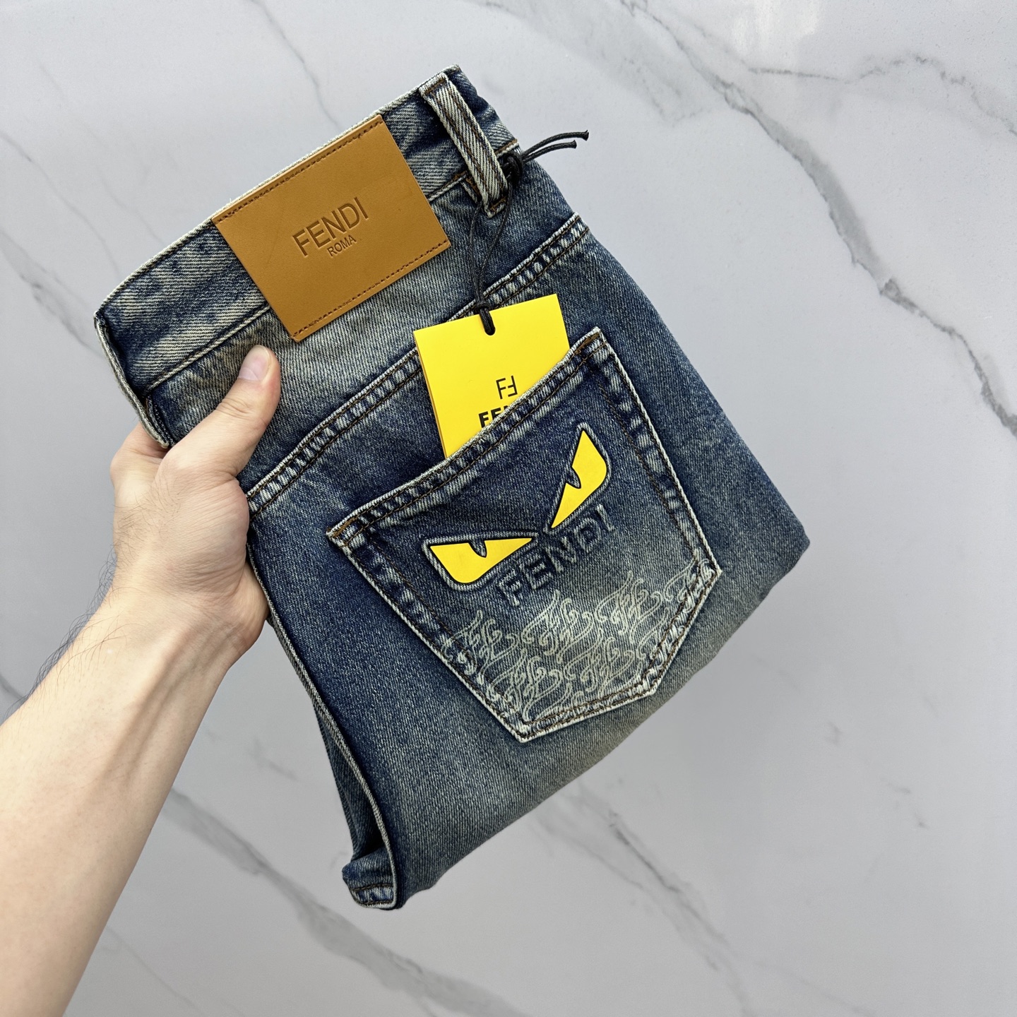 NO:518426,Fendi, high-end customization, the latest jeans in early autumn 2025, are released simultaneously on the counter, original custom reproduction, customer-supplied hardware and accessories, original quality, imported fixed-color denim fabric, heavy-industrial washing, fine workmanship and excellent upper body!  Selected single products, complete three standards, A10 products must be the best products, number 30-38 without 35.37, fendi, fendi, jeans, alexander wang19860909Fendi芬迪 高端定制、2025早秋最新款牛仔裤 柜台同步发售 原版定制复刻 客供五金辅料 原单品质 进口固色牛仔面料 重工洗水 做工走线精细 上身绝佳！优选单品 三标齐全 A10出品必属精品 码数30-38无35.37,,fendi,fendi,jeans,alexander wang,Men's clothing