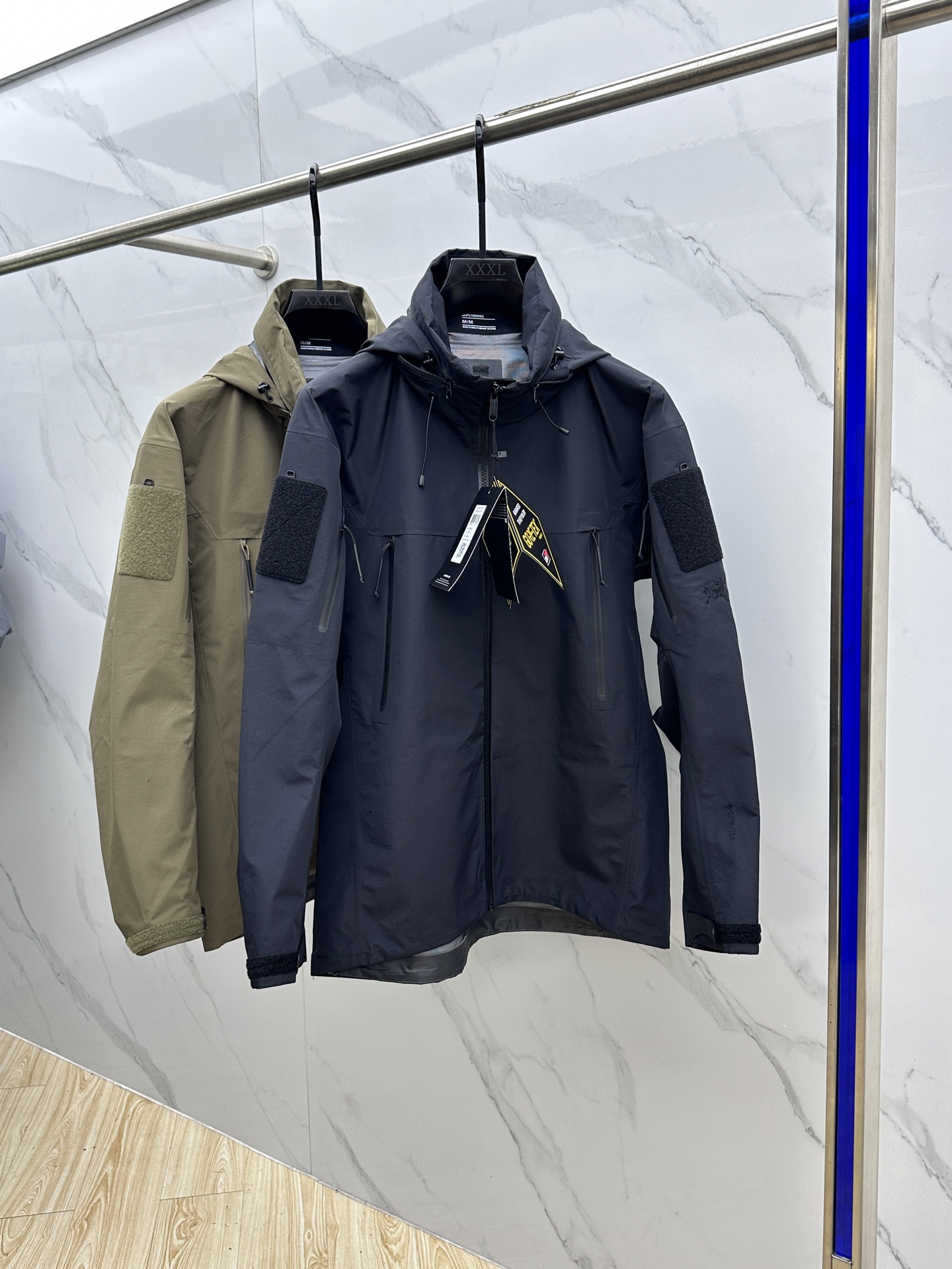 NO:539699,Archaeopteryx bird with full spilled glue ARC'TERYX leaf aha GEN2 AHA JAET military bird. Can be stored, the same style as men and women, can be stored, one dress and two clothes!  !  Customer-supplied Gore-Tex windproof and waterproof and warm fabrics include grey fabric nylon + high transparent white + 20d Telik (nylon) + DuPont Teflon water-proof!  Top embroidery, top glue pressing, top fabric, top auxiliary materials.xy size S-2xl, arc'teryx, alexander wang19860909始祖鸟 顶配全溢胶 ARC‘TERYX leaf aha GEN2 AHA JAET军鸟.可以收纳 男女同款情侣款 可收纳 一衣两穿！！ 客供Gore-Tex防风防水保暖的面料 成份包括坯布锦纶＋高透白＋20d特立可得(锦纶)＋杜邦特氟龙防泼水 ！ 顶级刺绣,顶级压胶 ,顶级面料,顶级辅料.xy 尺码S-2xl,arc'teryx,alexander wang,Men's clothing