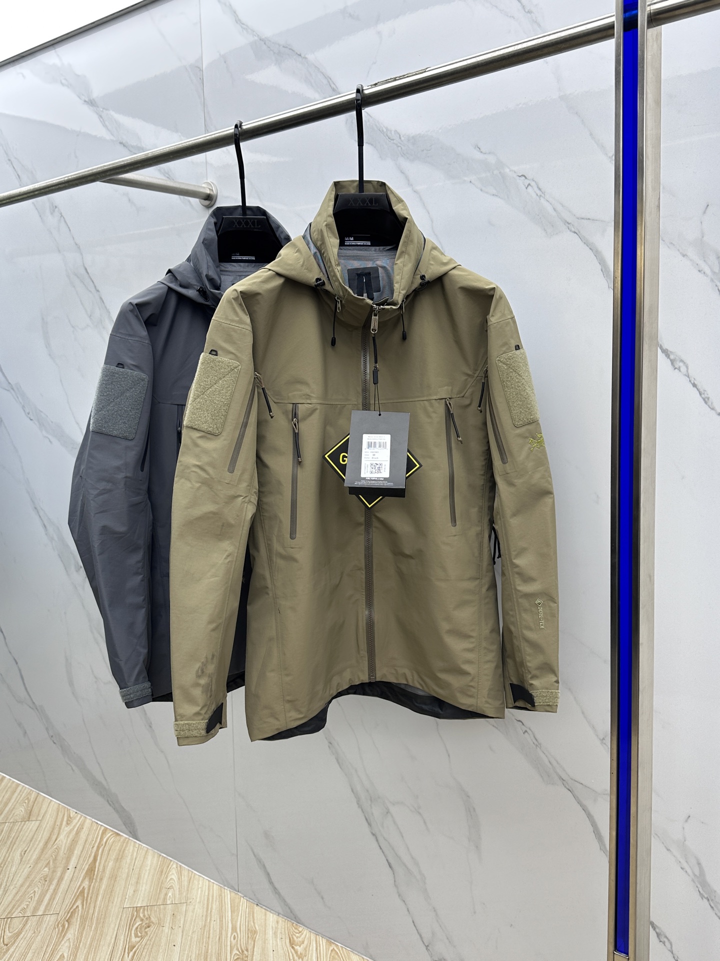 NO:514299,Archaeopteryx bird with full spilled glue ARC'TERYX leaf aha GEN2 AHA JAET military bird. Can be stored, the same style as men and women, can be stored, one dress and two clothes!  !  Customer-supplied Gore-Tex windproof and waterproof and warm fabrics include grey fabric nylon + high transparent white + 20d Telik (nylon) + DuPont Teflon water-proof!  Top embroidery, top glue pressing, top fabric, top auxiliary materials.xy size S-2xl, arc'teryx, alexander wang19860909始祖鸟 顶配全溢胶 ARC‘TERYX leaf aha GEN2 AHA JAET军鸟.可以收纳 男女同款情侣款 可收纳 一衣两穿！！ 客供Gore-Tex防风防水保暖的面料 成份包括坯布锦纶＋高透白＋20d特立可得(锦纶)＋杜邦特氟龙防泼水 ！ 顶级刺绣,顶级压胶 ,顶级面料,顶级辅料.xy 尺码S-2xl,arc'teryx,alexander wang,Men's clothing