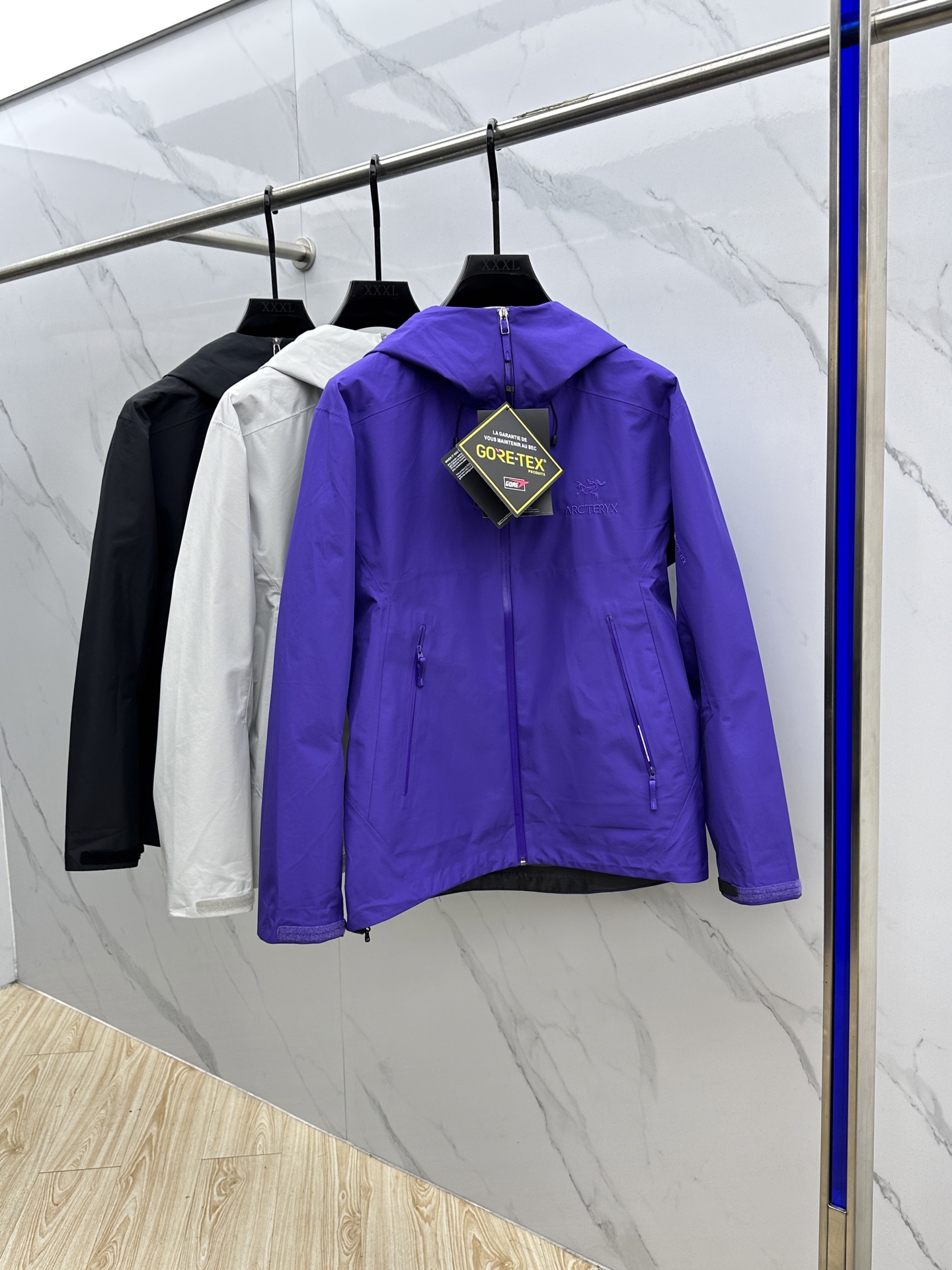 NO:538834,ARCTERYX *Archaew Bird A Hard Shell Waterproof Series BRTA LT is also a star product of Arc’teryx. It has always been outstanding in harsh environments in mountains and now has more powerful functions and lighter weight. Fabric and design details GORE-TEX waterproof, windproof, breathable, lightweight, wear-resistant Basic series of multi-purpose high-performance clothing suitable for wearing a variety of activities and environments Hand pockets with WaterTight zipper High-performance simple design, lightweight and wear-resistant Cuff and sleeve design, punch-cut Velcro Velcro cuff buckle, reduce burden xy, arc'teryx, alexander wang19860909ARCTERYX *始祖鸟 A  硬壳防水系列 BRTA LT同是Arc’teryx的明星产品 一直在高山恶劣环境中表现突出 现在功能更强大,重量更轻. 面料及设计细节 GORE-TEX防水、防风、透气、轻量、耐磨 基础系列多用途高性能服装适合多种活动和环境穿着 插手口袋设有WaterTight拉链 高性能的简约设计,轻量而耐磨 袖口及袖子设计,冲切Velcro魔术贴袖口粘扣带,减少累赘 xy,arc'teryx,alexander wang,Men's clothing