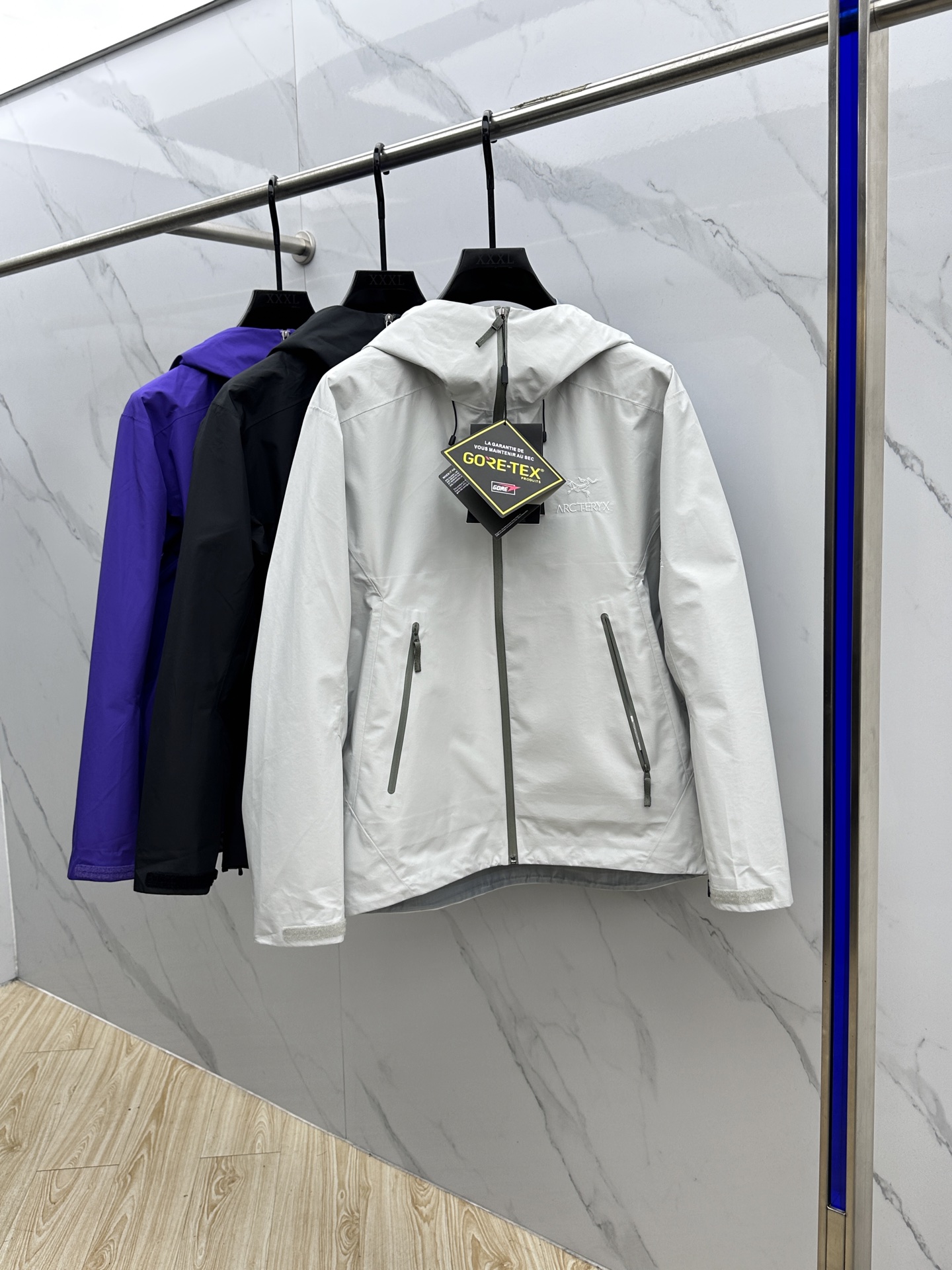 NO:514301,ARCTERYX *Archaew Bird A Hard Shell Waterproof Series BRTA LT is also a star product of Arc’teryx. It has always been outstanding in harsh environments in mountains and now has more powerful functions and lighter weight. Fabric and design details GORE-TEX waterproof, windproof, breathable, lightweight, wear-resistant Basic series of multi-purpose high-performance clothing suitable for wearing a variety of activities and environments Hand pockets with WaterTight zipper High-performance simple design, lightweight and wear-resistant Cuff and sleeve design, punch-cut Velcro Velcro cuff buckle, reduce burden xy, arc'teryx, alexander wang19860909ARCTERYX *始祖鸟 A  硬壳防水系列 BRTA LT同是Arc’teryx的明星产品 一直在高山恶劣环境中表现突出 现在功能更强大,重量更轻. 面料及设计细节 GORE-TEX防水、防风、透气、轻量、耐磨 基础系列多用途高性能服装适合多种活动和环境穿着 插手口袋设有WaterTight拉链 高性能的简约设计,轻量而耐磨 袖口及袖子设计,冲切Velcro魔术贴袖口粘扣带,减少累赘 xy,arc'teryx,alexander wang,Men's clothing