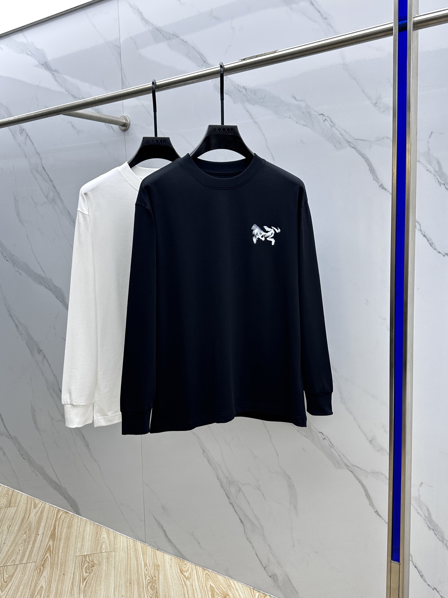 NO:514281,ARCTREYX*Archaew Bird - 2025ss Early autumn loose functional sports long-sleeved T-shirt, same style for men and women, loose oversize style. The fabric is soft and comfortable. Super versatile, very comfortable on the upper body, double yarn smooth cotton fabric. It is truly suitable for large outdoor styles, outdoor style outfits, ins style fashion items.hei size S-XXL,,versac'teryx,tees,t-shirt,alexander wang19860909ARCTREYX*始祖鸟 - 2025ss 早秋宽松机能运动长袖t恤 男女同款,宽松oversize版型 .面料柔软舒适 超级无敌百搭,上身十分舒服,双纱爽滑棉面料 真正适用于户外的大版型,户外风穿搭,ins风时尚单品.hei尺码S-XXL,,versacearc'teryx,tees，t-shirt,alexander wang,Men's clothing