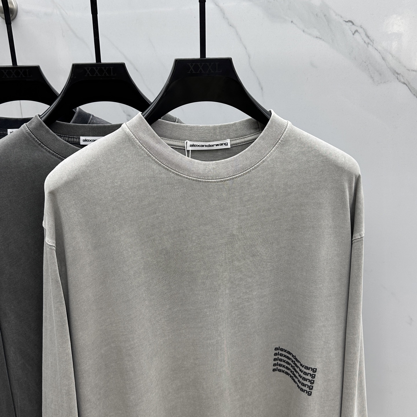  🆕Alexander Wang *亚历山大王
- 2025ss早秋爆款 圆领打底长T 经典标语发泡工艺