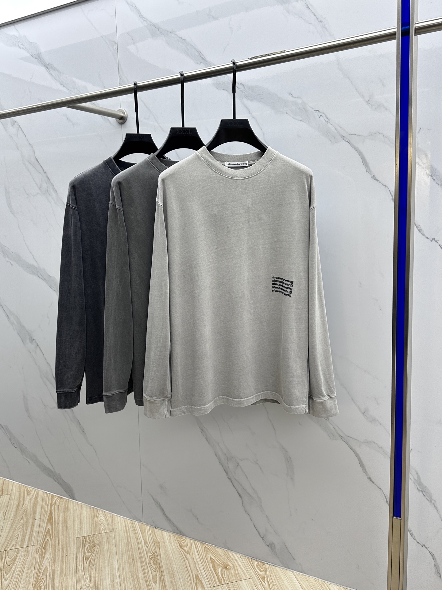  🆕Alexander Wang *亚历山大王
- 2025ss早秋爆款 圆领打底长T 经典标语发泡工艺