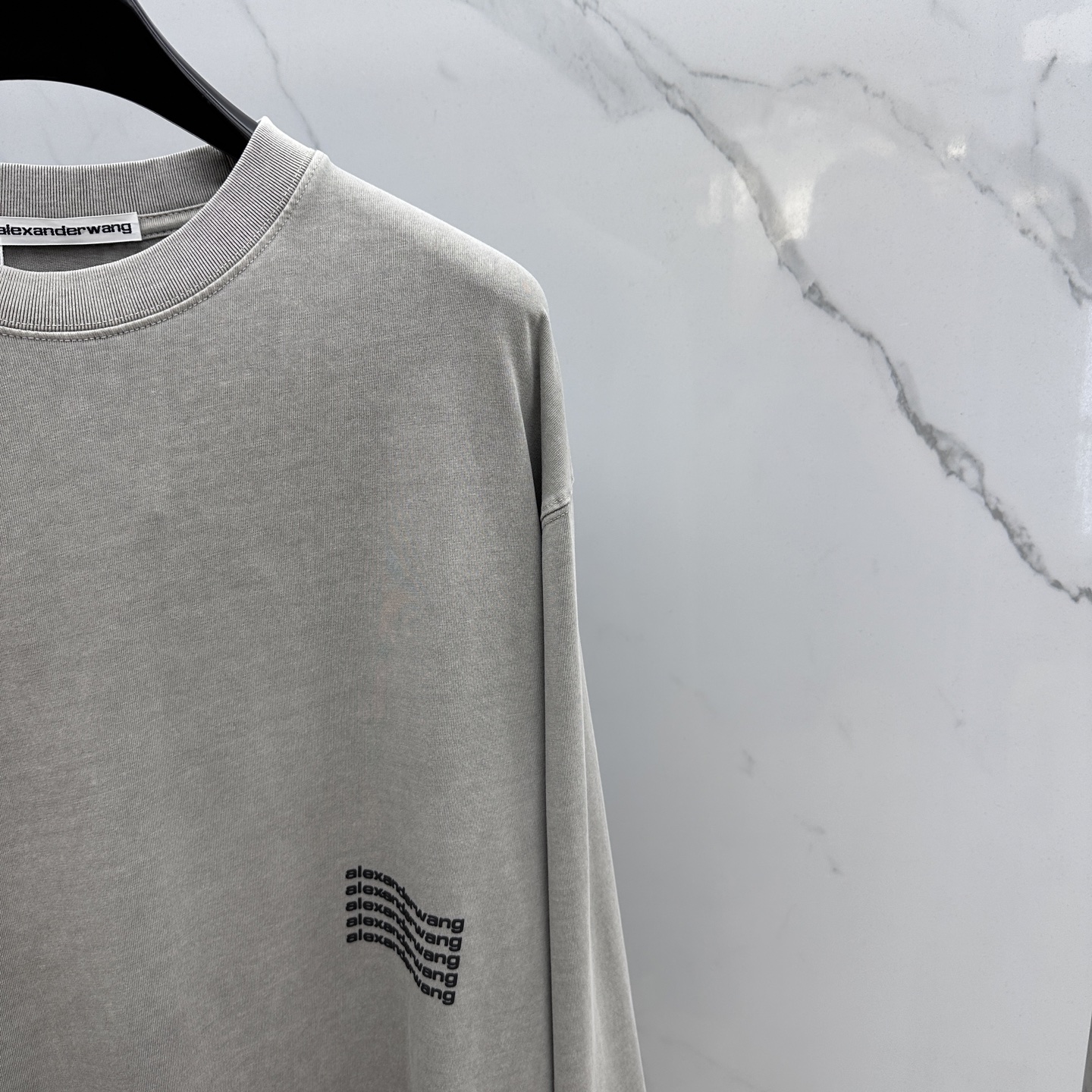  🆕Alexander Wang *亚历山大王
- 2025ss早秋爆款 圆领打底长T 经典标语发泡工艺