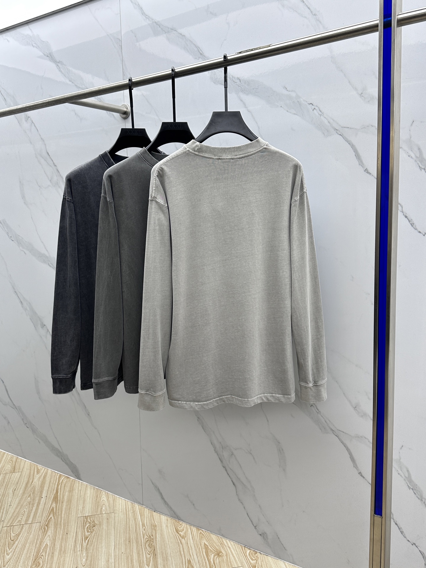  🆕Alexander Wang *亚历山大王
- 2025ss早秋爆款 圆领打底长T 经典标语发泡工艺