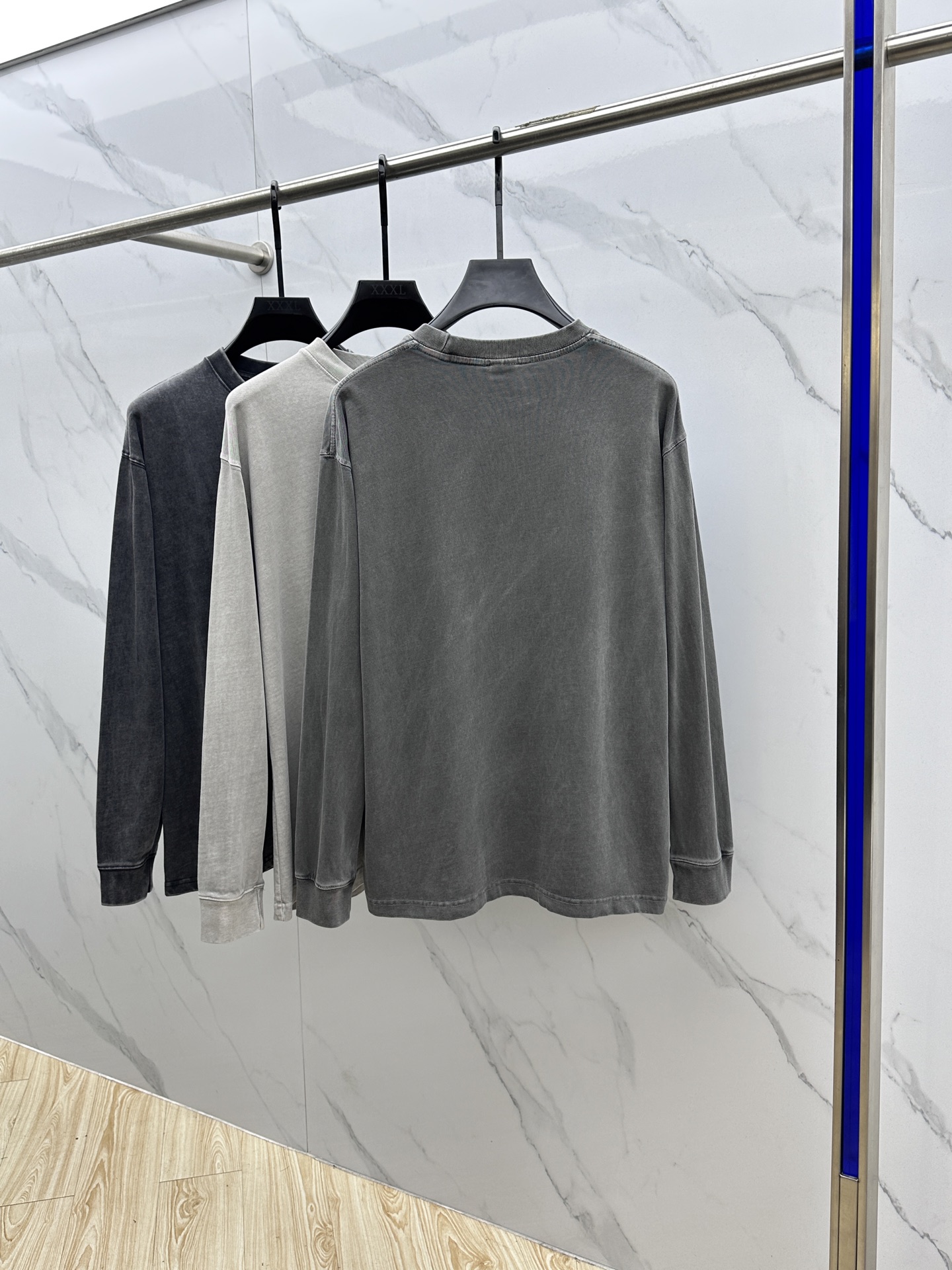  🆕Alexander Wang *亚历山大王
- 2025ss早秋爆款 圆领打底长T 经典标语发泡工艺