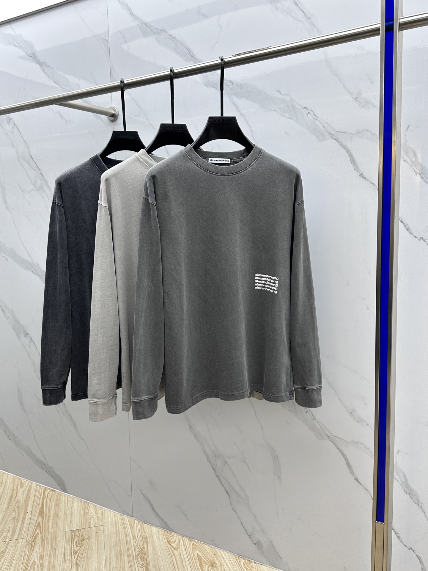  🆕Alexander Wang *亚历山大王
- 2025ss早秋爆款 圆领打底长T 经典标语发泡工艺