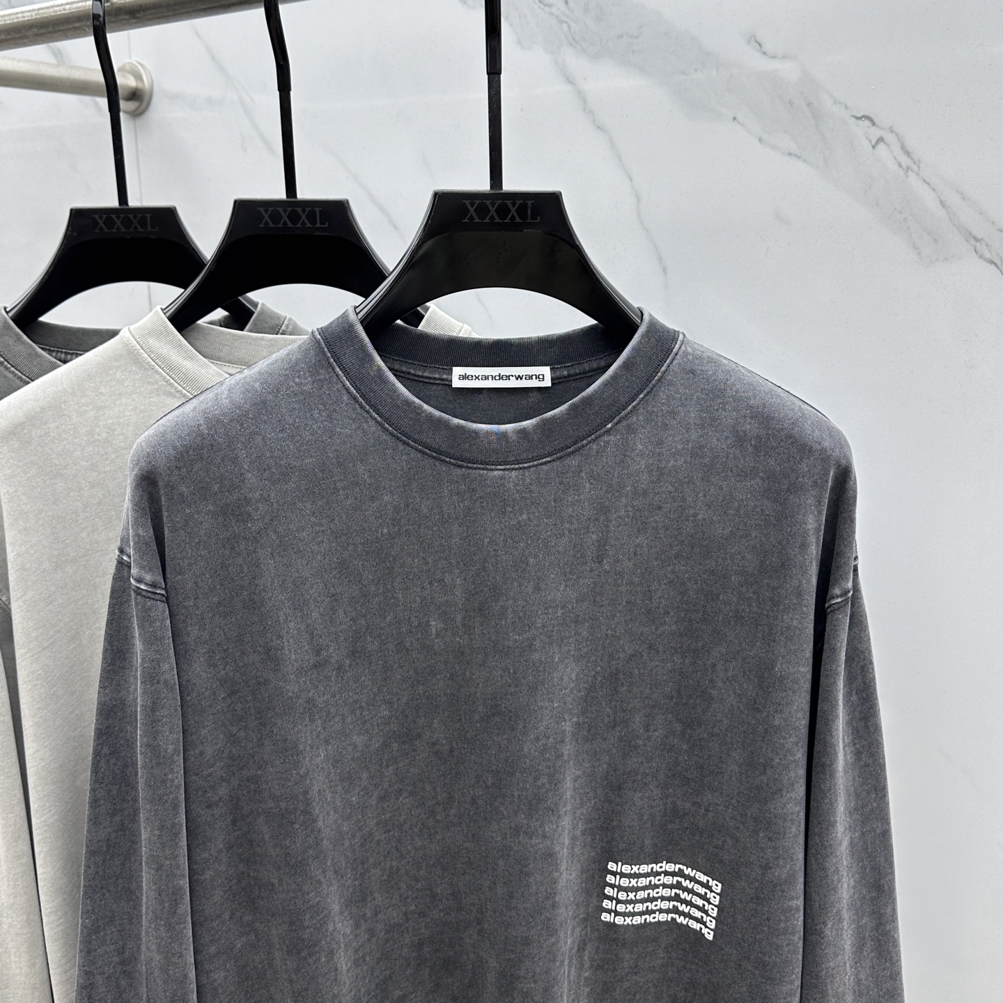  🆕Alexander Wang *亚历山大王
- 2025ss早秋爆款 圆领打底长T 经典标语发泡工艺