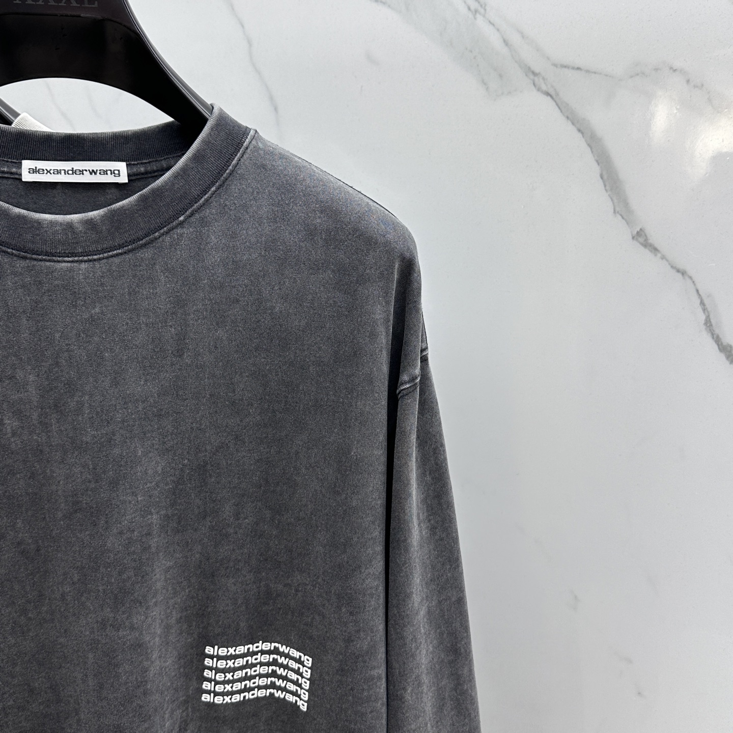  🆕Alexander Wang *亚历山大王
- 2025ss早秋爆款 圆领打底长T 经典标语发泡工艺