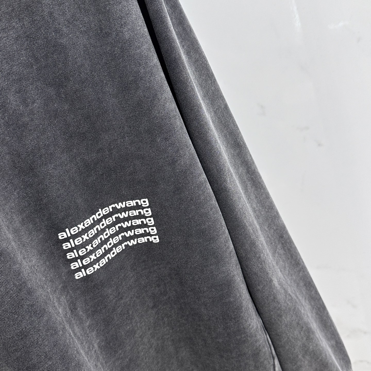  🆕Alexander Wang *亚历山大王
- 2025ss早秋爆款 圆领打底长T 经典标语发泡工艺