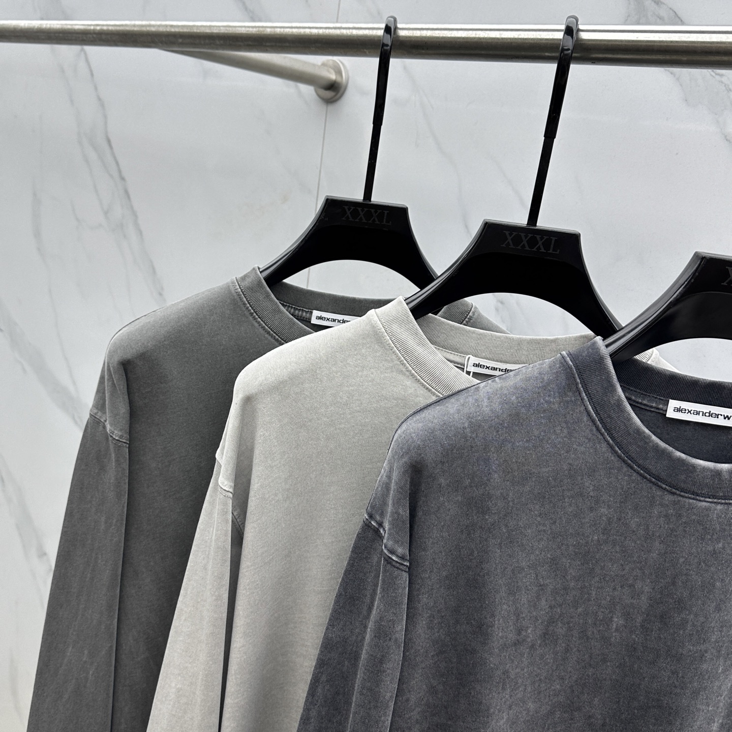  🆕Alexander Wang *亚历山大王
- 2025ss早秋爆款 圆领打底长T 经典标语发泡工艺