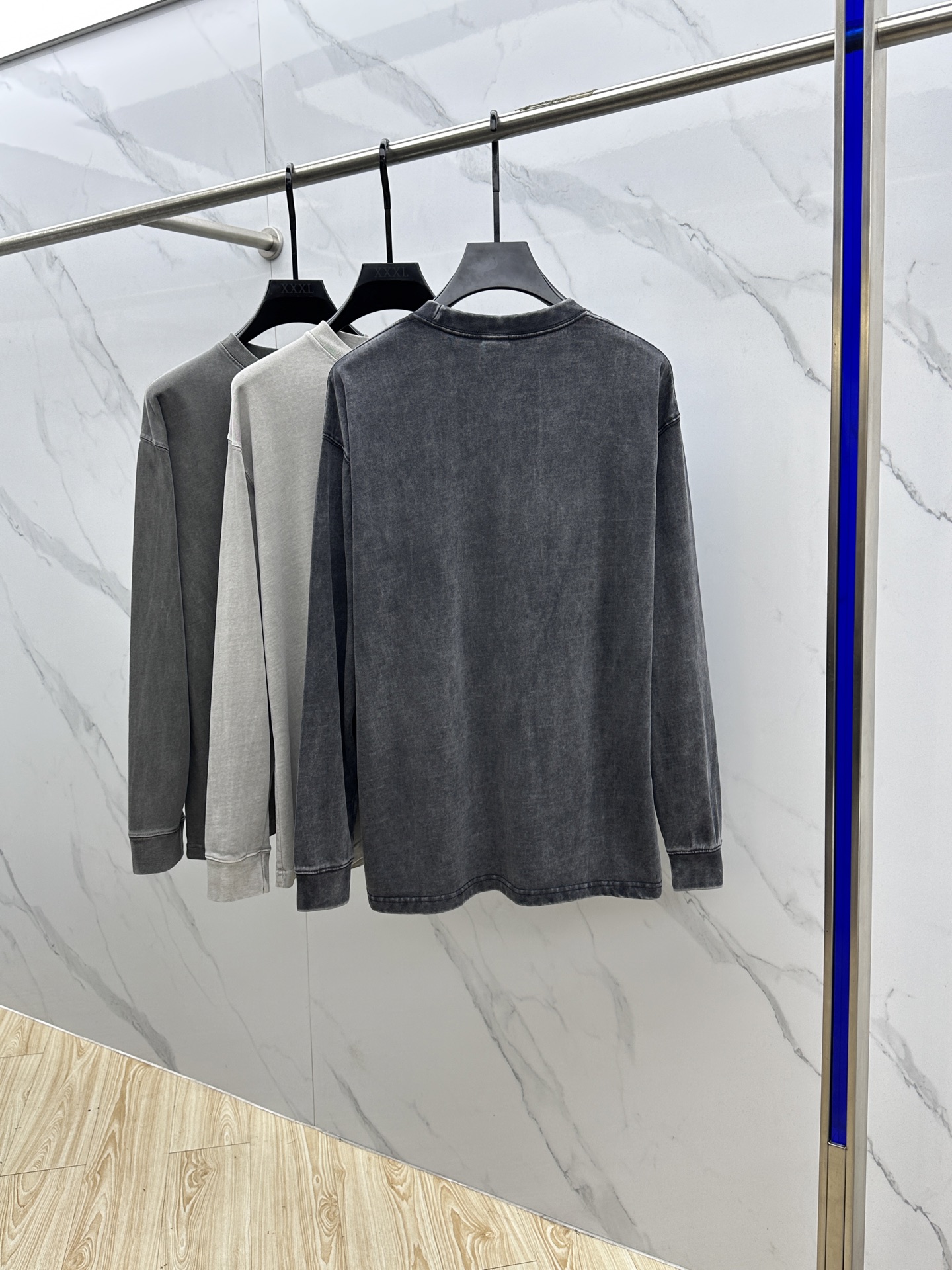  🆕Alexander Wang *亚历山大王
- 2025ss早秋爆款 圆领打底长T 经典标语发泡工艺