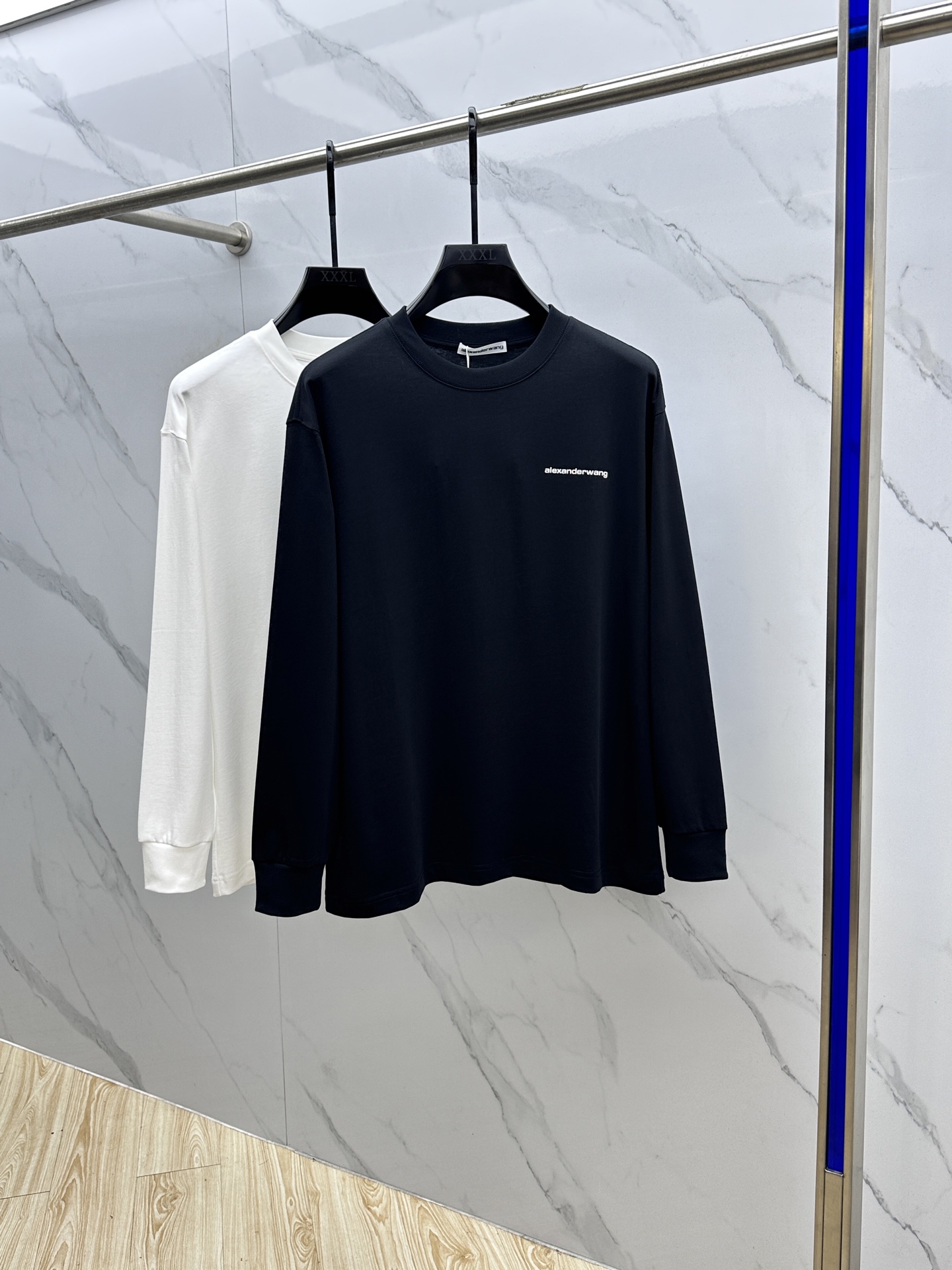 NO:514287,Alexander Wang - 2025 early autumn new product, fashionable and casual round neck long-sleeved T-shirt, available simultaneously, top-grade printed craft letter logo, exquisite craftsmanship, unique design, extremely high grade, handsome upper body, 2 colors recommendation, hei code S-XXL,,tees, t-shirt, alexander wang19860909Alexander Wang 亚历山大·王 - 2025早秋新品,时尚休闲圆领长袖T恤,同步有售,顶级印花工艺字母logo,工艺精湛,独特设计,档次极高,上身帅到爆,2色推荐,hei码数S-XXL,,tees，t-shirt,alexander wang,Men's clothing