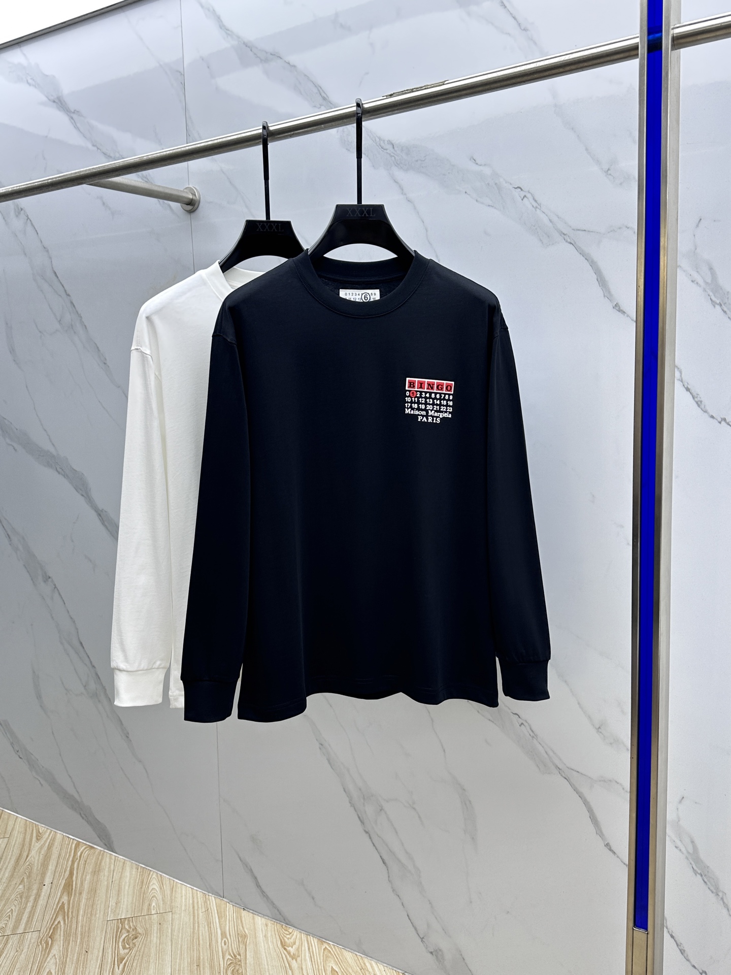 NO:514290,Martin Margiela*Magiela Long Sleeve T-shirt *Selected 270g Double yarn tightly spun plain fabric, perfect knot of texture and comfort, breathability and comfort, wear resistance and texture coexist. Every time you wear it, it is a gentle care for the skin. *Printing craftsmanship, front chest foam letter printing logo * Very simple and atmospheric. Whether it is the comfort of the upper body, it is incomparable, interpreting your luxury and taste, creating your fashionable charm, first choice in early autumn. Washing method is recommended to dry cleaning or wrapping the back of the laundry bag, machine washing and drying naturally. The same style for men and women hei S-XXL,,masion margiela,tees,t-shirt,alexander wang19860909Martin Margiela*马吉拉长袖T恤 *精选270g 双纱紧密纺平纹面料,质感与舒适度的完美结,透气性与舒适度兼备,耐磨性与质感并存.每一次穿着,都是对肌肤的温柔呵护. *印花工艺前胸发泡字母印花标识 *非常简约大气的一款 无论是上身舒适度都是无可比拟的存在,诠释你的奢华与品位,打造你的时尚风情魅力所在,初秋首选 洗涤方式建议干洗或包裹洗衣袋反面单独冷水快速机洗自然晾干 男女同款 hei S-XXL,,masion margiela,tees，t-shirt,alexander wang,Men's clothing