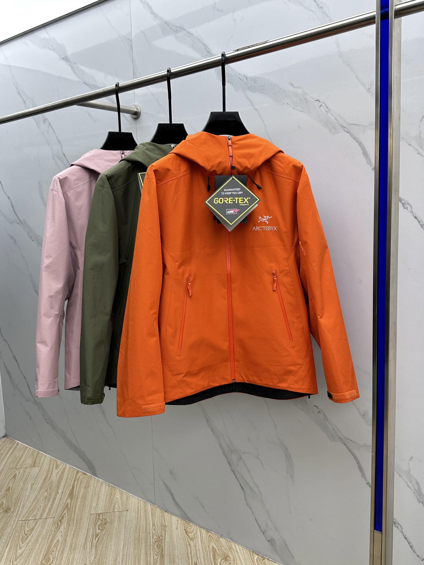 NO:518442,ARCTERYX *Archaew Bird A Hard Shell Waterproof Series BRTA LT is also a star product of Arc’teryx. It has always been outstanding in harsh environments in mountains and now has more powerful functions and lighter weight. Fabric and design details GORE-TEX waterproof, windproof, breathable, lightweight, wear-resistant Basic series of multi-purpose high-performance clothing suitable for wearing a variety of activities and environments Hand pockets with WaterTight zipper High-performance simple design, lightweight and wear-resistant Cuff and sleeve design, punch-cut Velcro Velcro cuff buckle, reduce burden xy, arc'teryx, alexander wang19860909ARCTERYX *始祖鸟 A  硬壳防水系列 BRTA LT同是Arc’teryx的明星产品 一直在高山恶劣环境中表现突出 现在功能更强大,重量更轻. 面料及设计细节 GORE-TEX防水、防风、透气、轻量、耐磨 基础系列多用途高性能服装适合多种活动和环境穿着 插手口袋设有WaterTight拉链 高性能的简约设计,轻量而耐磨 袖口及袖子设计,冲切Velcro魔术贴袖口粘扣带,减少累赘 xy,arc'teryx,alexander wang,Men's clothing