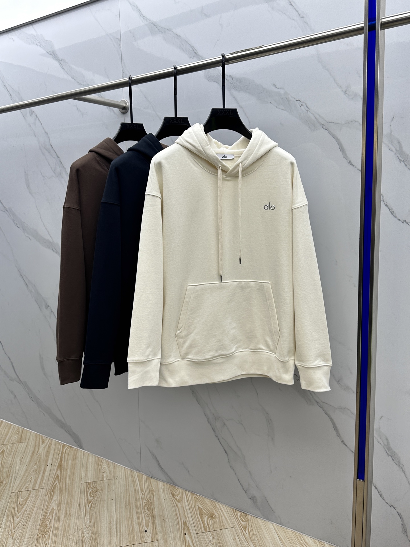 NO:597989,alo 24FW new early autumn hooded sweatshirt, same style for men and women!  Unique and eye-catching, this sweatshirt is top-notch in terms of appearance, comfort, consistent style, and fashionability, including the fabric and cutting process, all of which have been made with great effort!  Three-dimensional printing technology, pure cotton is breathable, comfortable for daily wear, the rib knitting on the neckline is smooth and tight, and the neckline will not be skewed if you toss it at will. The loose version, you will find that it really looks good on the upper body, the overall is minimalist and neat, super versatile for daily wear!  Pair it casually with a pair of pants for a youthful look, a fashionable item that can never go wrong!  Xx sizes M-XXL,,hoodie,sweatshirts,hats,alexander wang19860909alo 24FW早秋新款连帽卫衣,男女同款！独特吸引人的眼球,这一款卫衣品相品质都在线,舒适度,一如既往的版型,时髦度,包括面料、裁剪工艺上,都是下足了功夫！立体印花工艺,纯棉透气,日常穿着穿感舒适,领口的罗纹针织平整紧密,随意折腾都不会领口歪斜,宽松版型,上身你就会发现真的好好看,整体极简利落,超级日常百搭！随随便便搭配一条裤子就是青春的样子,绝不会出错的时髦单品！Xx 尺码M-XXL,,hoodie,sweatshirts,hats,alexander wang,Men's clothing