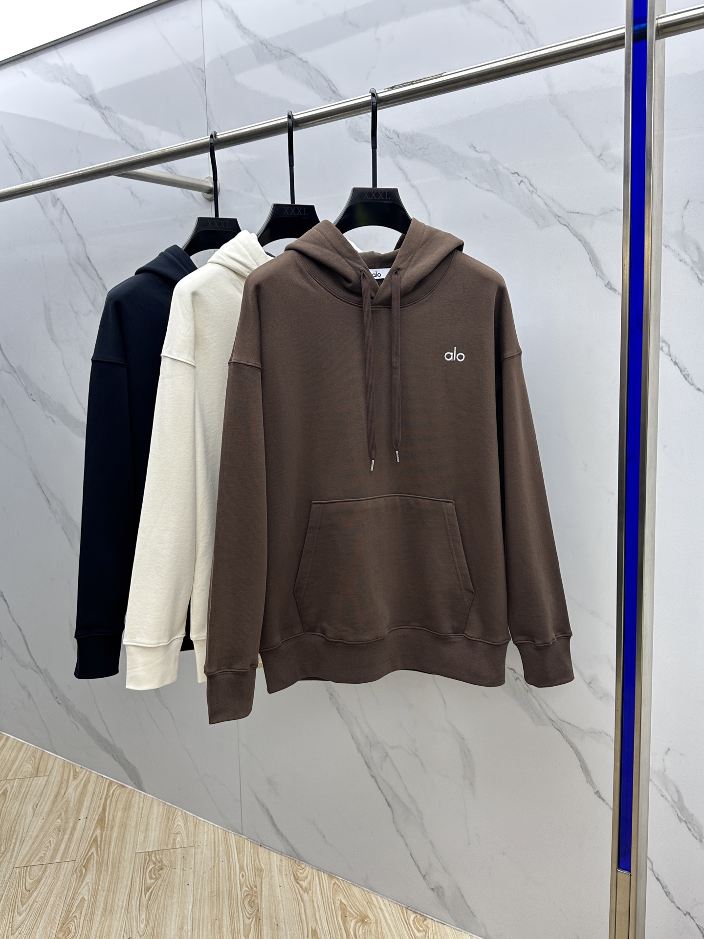 NO:518435,alo 24FW early autumn new hooded sweatshirt, the same style as men and women!  Unique and attractive, this sweatshirt has all the quality and quality, comfort, the same style and fashion, including fabric and cutting technology!  Three-dimensional printing technology, pure cotton breathable, comfortable to wear during daily wear, rib knit on the neckline is flat and tight, and the neckline will not be crooked even if it is tossed freely. The loose style will make you find that the upper body looks really good. The overall size is minimalist and neat, and it is super versatile everyday!  A casual pair of pants is a youthful look, and a fashionable item that will never go wrong!  Xx size M-XXL, hoodie,sweatshirts,hats,alexander wang19860909alo 24FW早秋新款连帽卫衣,男女同款！独特吸引人的眼球,这一款卫衣品相品质都在线,舒适度,一如既往的版型,时髦度,包括面料、裁剪工艺上,都是下足了功夫！立体印花工艺,纯棉透气,日常穿着穿感舒适,领口的罗纹针织平整紧密,随意折腾都不会领口歪斜,宽松版型,上身你就会发现真的好好看,整体极简利落,超级日常百搭！随随便便搭配一条裤子就是青春的样子,绝不会出错的时髦单品！Xx 尺码M-XXL,,hoodie,sweatshirts,hats,alexander wang,Men's clothing