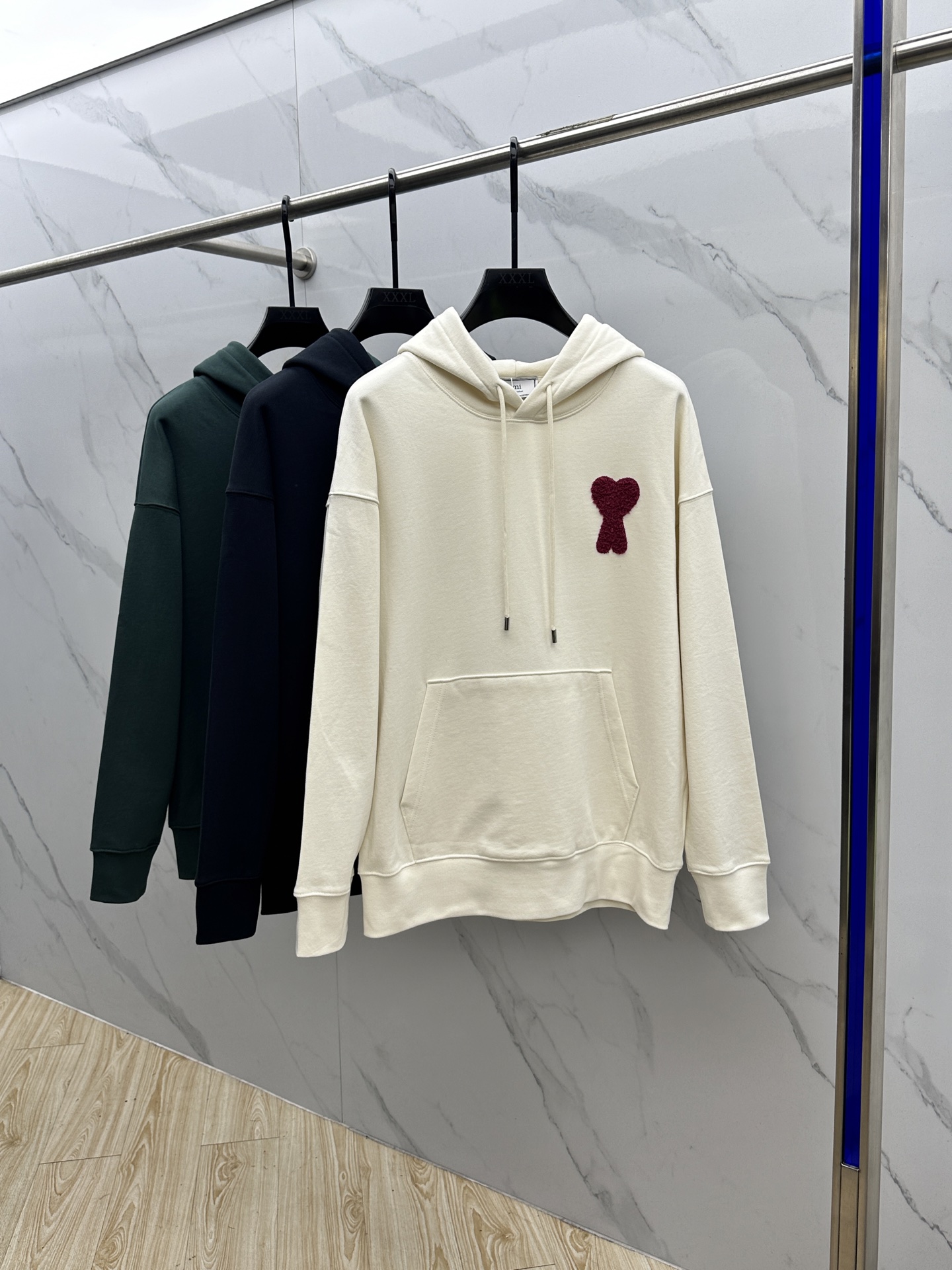 NO:597993,AMI 24FW early autumn new hooded sweatshirt, same style for men and women!  Unique and eye-catching, this sweatshirt is top-notch in terms of appearance, comfort, consistent style, and fashionability, including the fabric and cutting process, all of which have been made with great effort!  Three-dimensional printing technology, pure cotton is breathable, comfortable for daily wear, the rib knitting on the neckline is smooth and tight, and the neckline will not be skewed if you toss it at will. The loose version, you will find that it really looks good on the upper body, the overall is minimalist and neat, super versatile for daily wear!  Pair it casually with a pair of pants for a youthful look, a fashionable item that can never go wrong!  Xx sizes M-XXL,,hoodie,sweatshirts,hats,alexander wang19860909AMI 24FW早秋新款连帽卫衣,男女同款！独特吸引人的眼球,这一款卫衣品相品质都在线,舒适度,一如既往的版型,时髦度,包括面料、裁剪工艺上,都是下足了功夫！立体印花工艺,纯棉透气,日常穿着穿感舒适,领口的罗纹针织平整紧密,随意折腾都不会领口歪斜,宽松版型,上身你就会发现真的好好看,整体极简利落,超级日常百搭！随随便便搭配一条裤子就是青春的样子,绝不会出错的时髦单品！Xx 尺码M-XXL,,hoodie,sweatshirts,hats,alexander wang,Men's clothing