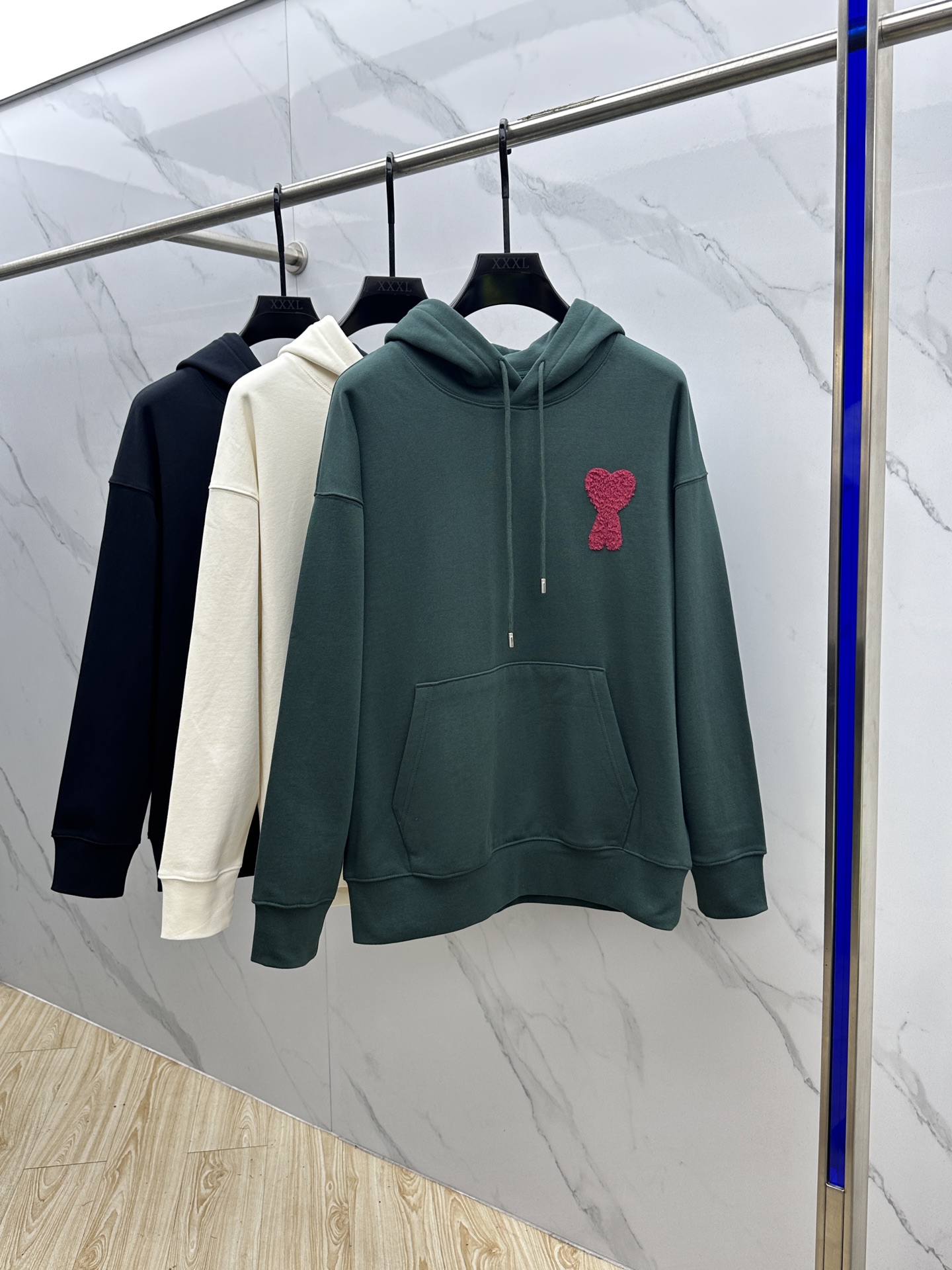 NO:518437,AMI 24FW early autumn new hooded sweatshirt, same style for men and women!  Unique and attractive, this sweatshirt has all the quality and quality online, comfortable, and the same style and fashion, including fabrics and cutting techniques!  Three-dimensional printing technology, pure cotton breathable, comfortable to wear during daily wear, rib knit on the neckline is flat and tight, and the neckline will not be crooked even if it is tossed freely. The loose style will make you find that the upper body looks really good. The overall size is minimalist and neat, and it is super versatile everyday!  A casual pair of pants is a youthful look, and a fashionable item that will never go wrong!  Xx size M-XXL, hoodie,sweatshirts,hats,alexander wang19860909AMI 24FW早秋新款连帽卫衣,男女同款！独特吸引人的眼球,这一款卫衣品相品质都在线,舒适度,一如既往的版型,时髦度,包括面料、裁剪工艺上,都是下足了功夫！立体印花工艺,纯棉透气,日常穿着穿感舒适,领口的罗纹针织平整紧密,随意折腾都不会领口歪斜,宽松版型,上身你就会发现真的好好看,整体极简利落,超级日常百搭！随随便便搭配一条裤子就是青春的样子,绝不会出错的时髦单品！Xx 尺码M-XXL,,hoodie,sweatshirts,hats,alexander wang,Men's clothing