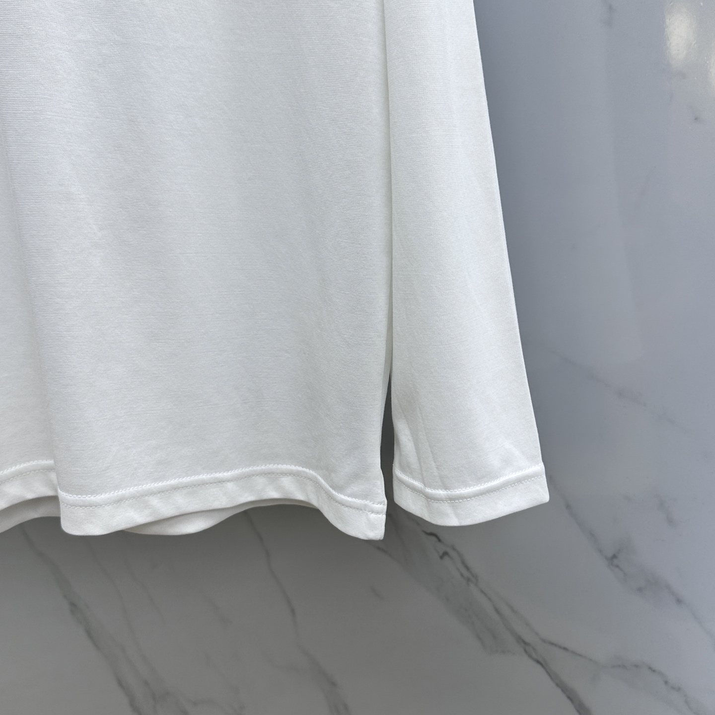 🆕Prad*普拉达 2025SS秋季新款棉质长袖 T 恤，以当季色调传递典雅韵味，成就日常搭配佳选。手臂