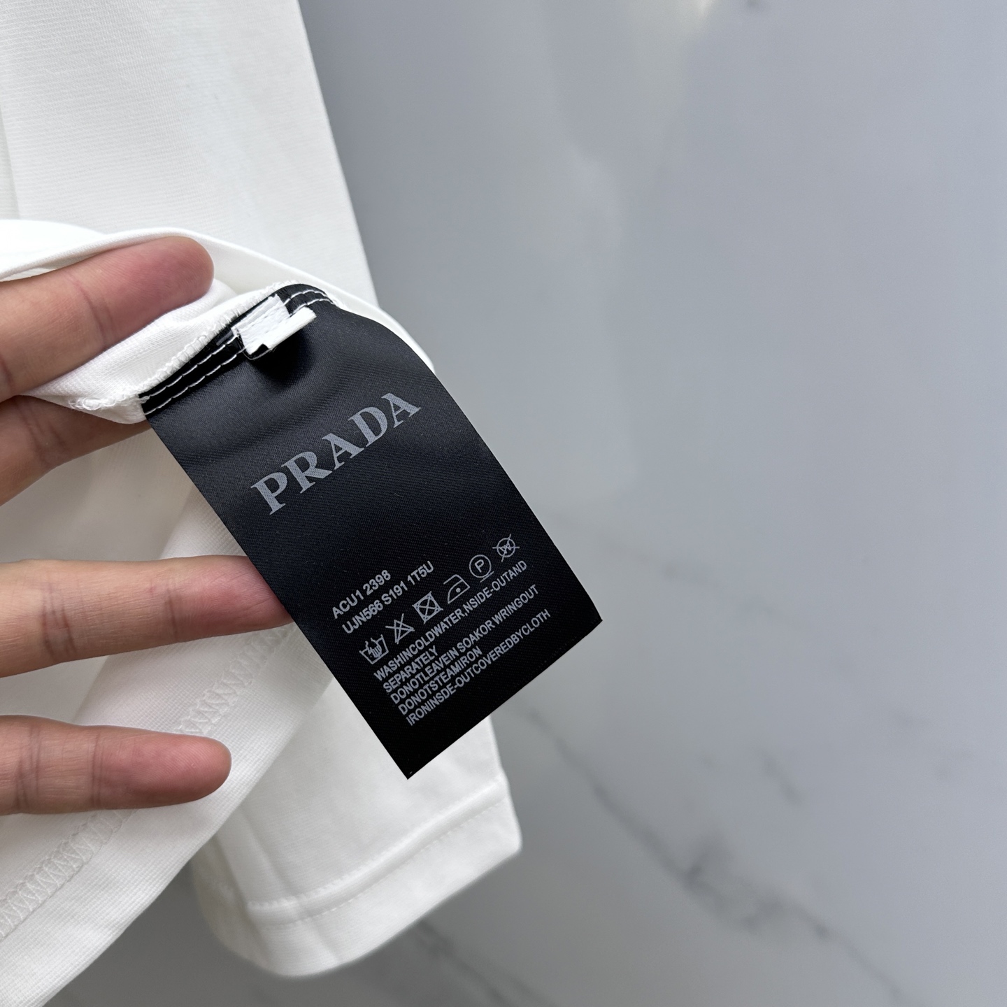 🆕Prad*普拉达 2025SS秋季新款棉质长袖 T 恤，以当季色调传递典雅韵味，成就日常搭配佳选。手臂