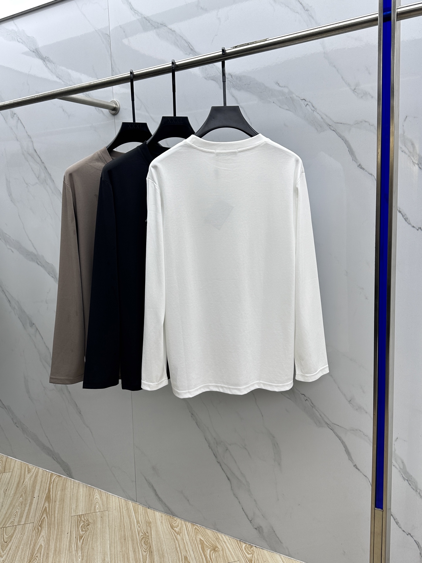 🆕Prad*普拉达 2025SS秋季新款棉质长袖 T 恤，以当季色调传递典雅韵味，成就日常搭配佳选。手臂