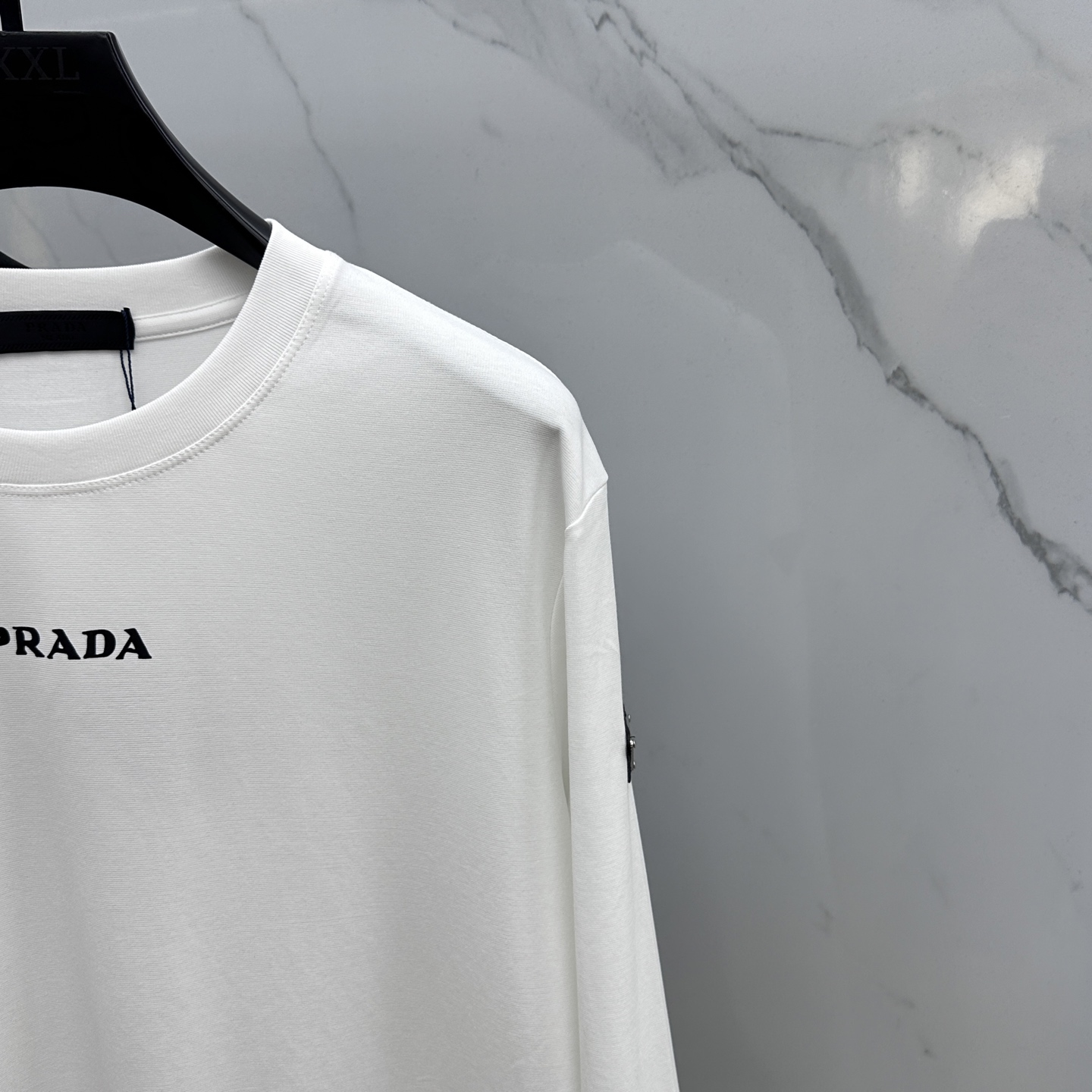 🆕Prad*普拉达 2025SS秋季新款棉质长袖 T 恤，以当季色调传递典雅韵味，成就日常搭配佳选。手臂