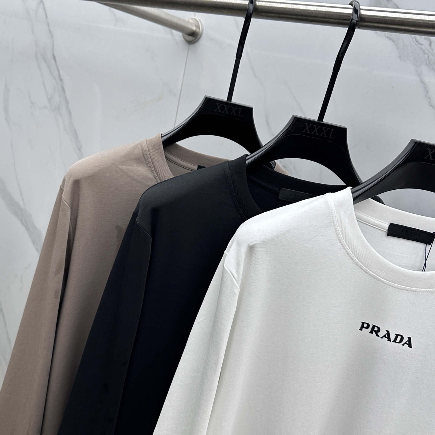 🆕Prad*普拉达 2025SS秋季新款棉质长袖 T 恤，以当季色调传递典雅韵味，成就日常搭配佳选。手臂
