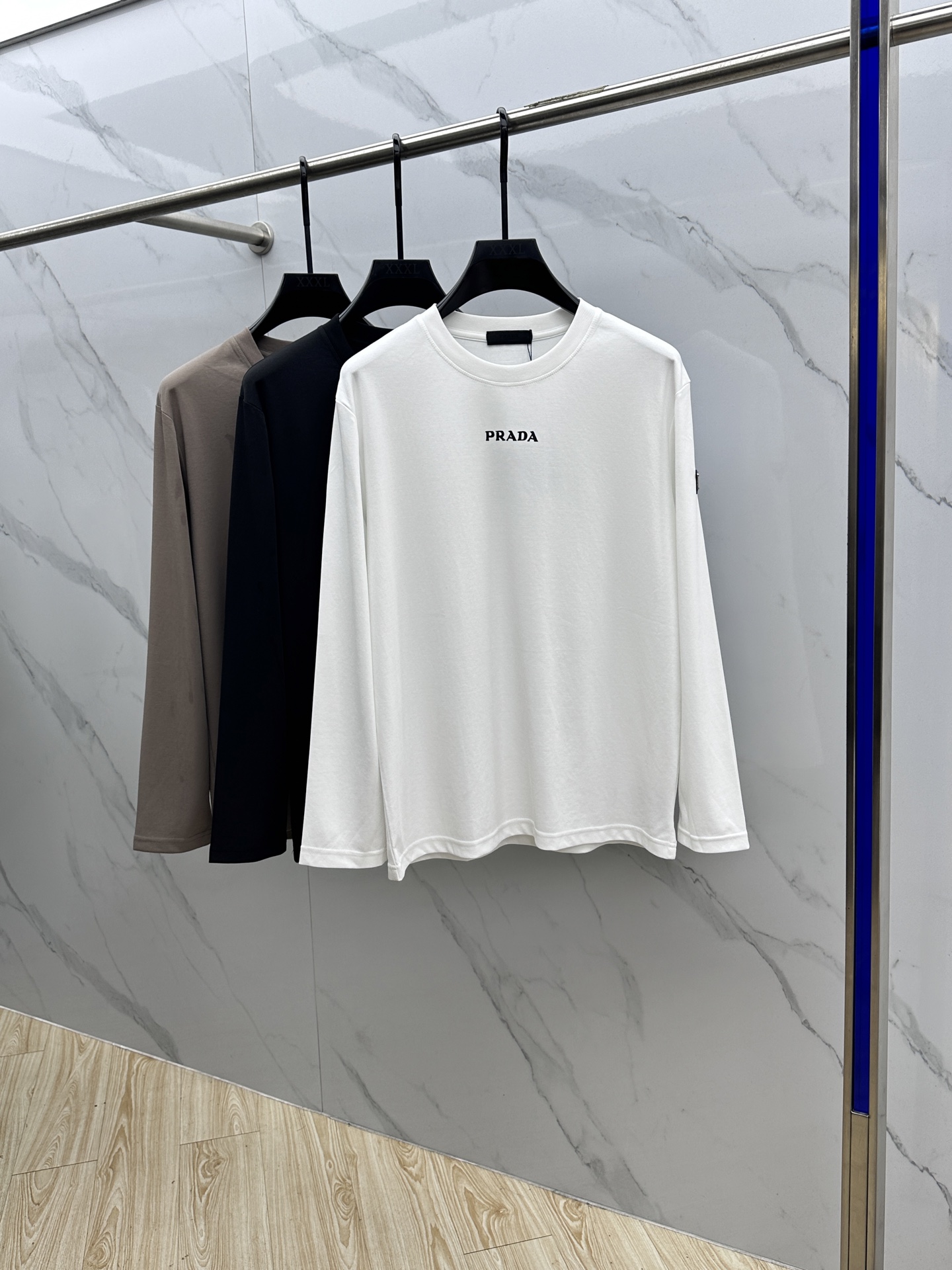 🆕Prad*普拉达 2025SS秋季新款棉质长袖 T 恤，以当季色调传递典雅韵味，成就日常搭配佳选。手臂