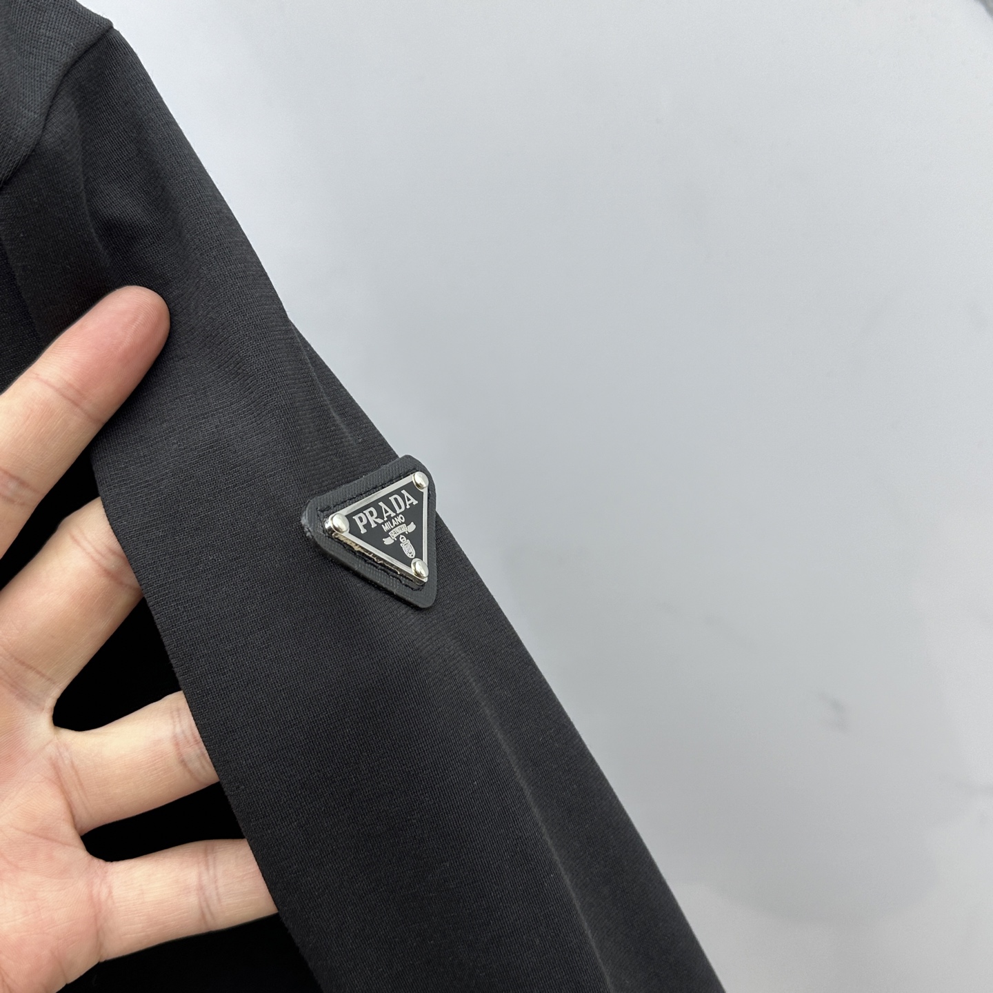 🆕Prad*普拉达 2025SS秋季新款棉质长袖 T 恤，以当季色调传递典雅韵味，成就日常搭配佳选。手臂