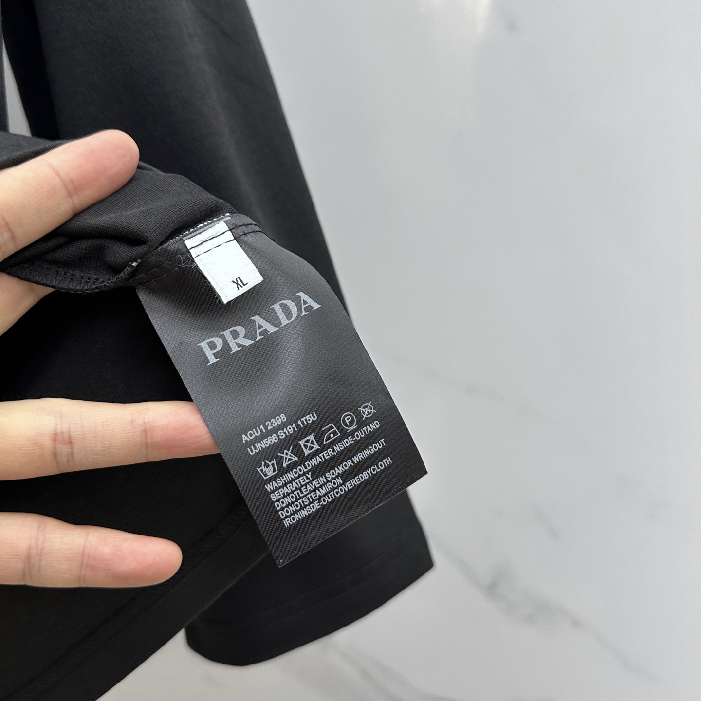 🆕Prad*普拉达 2025SS秋季新款棉质长袖 T 恤，以当季色调传递典雅韵味，成就日常搭配佳选。手臂